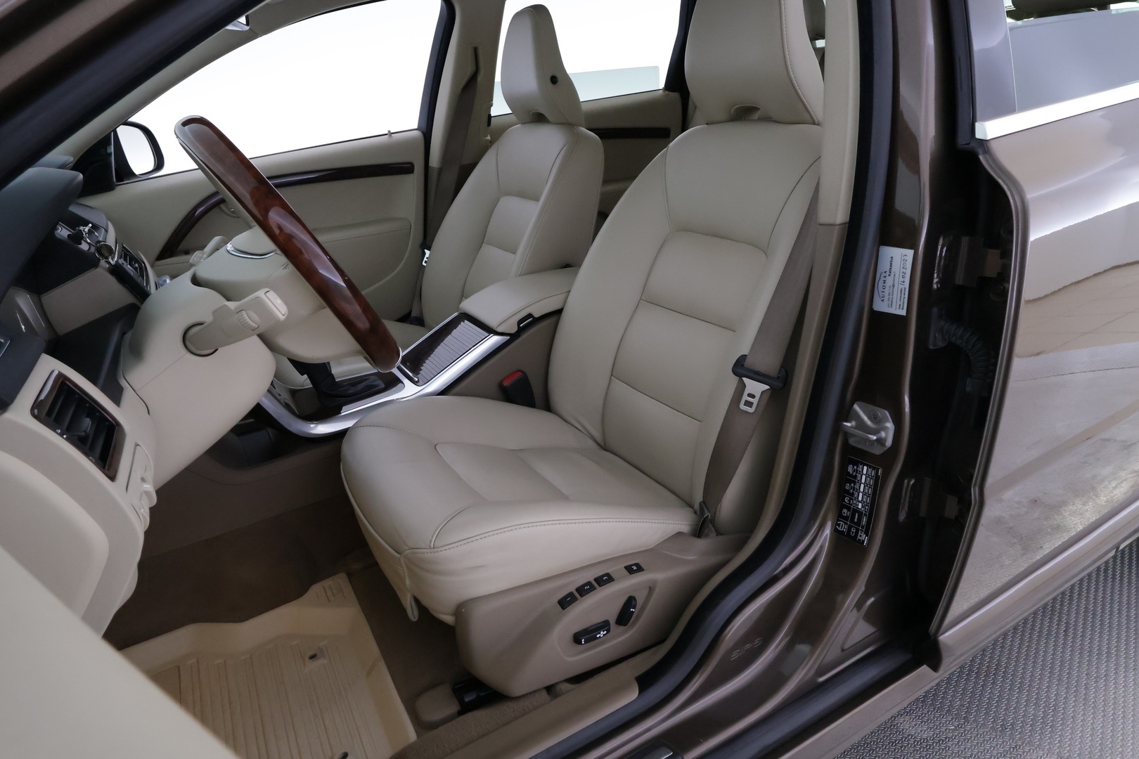 VOLVO V70 2014