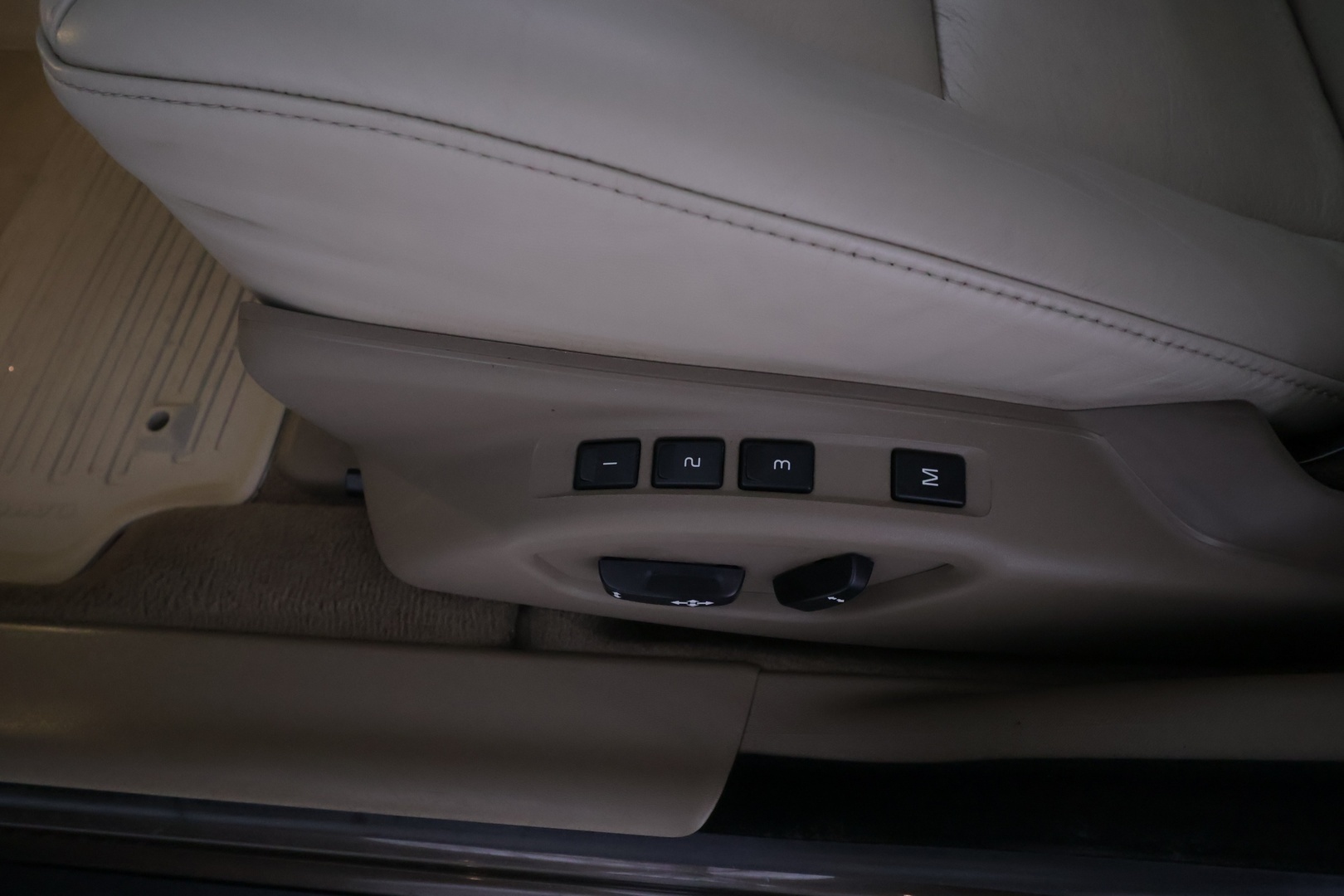 VOLVO V70 2014