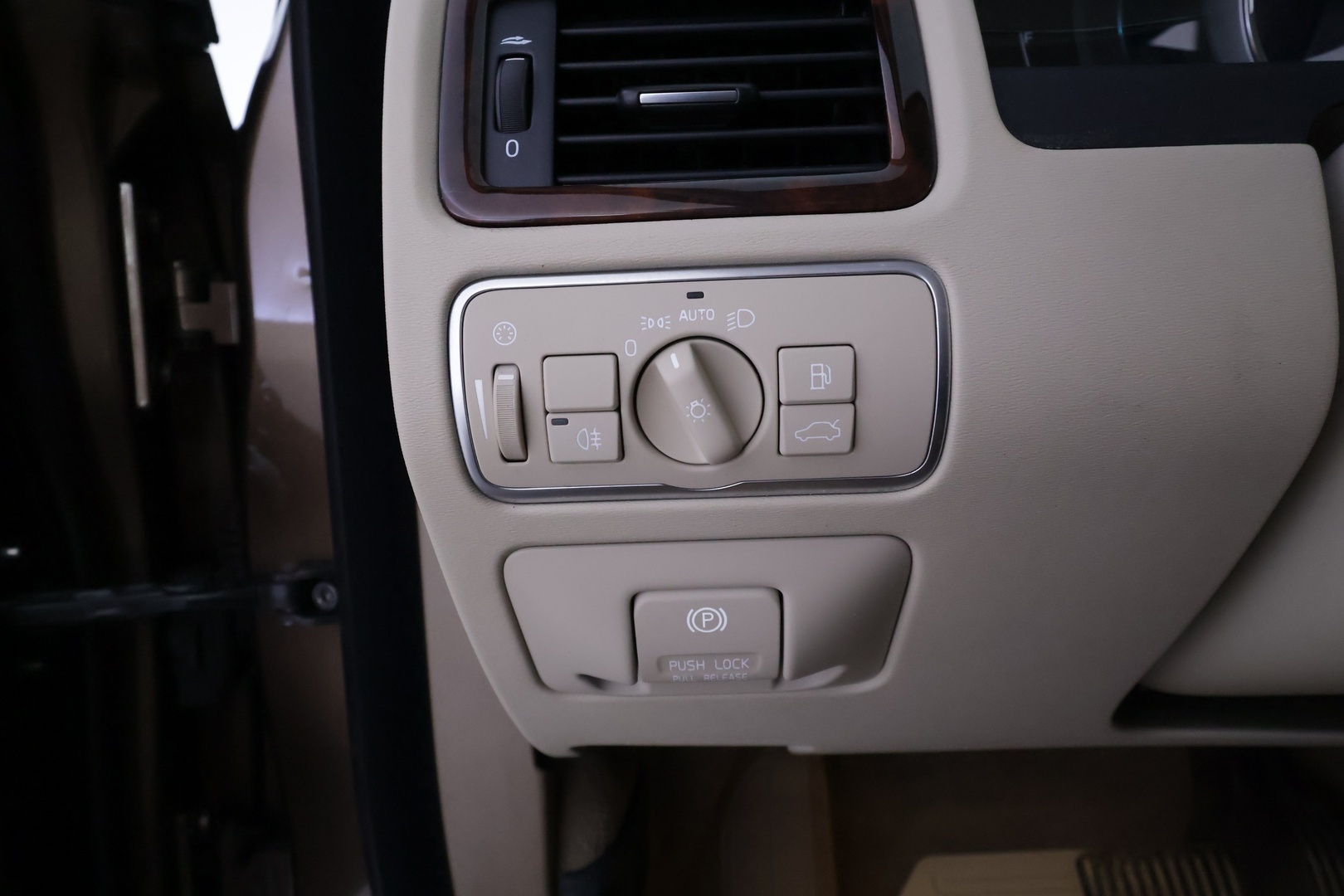 VOLVO V70 2014