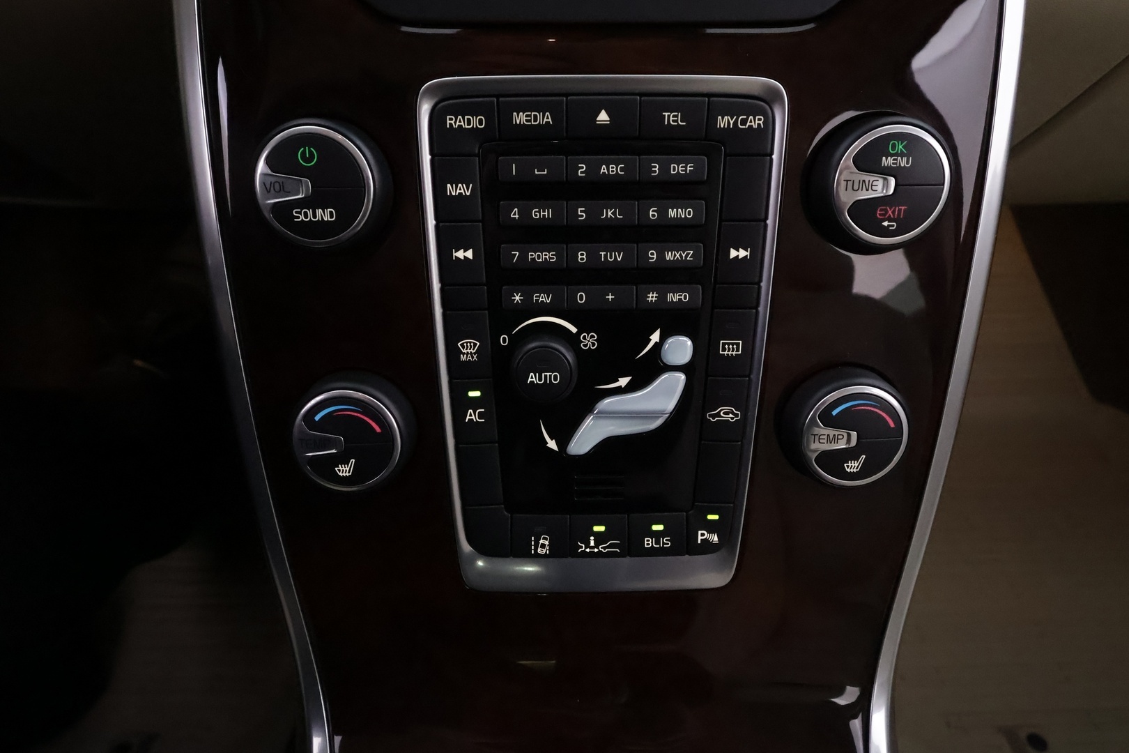 VOLVO V70 2014