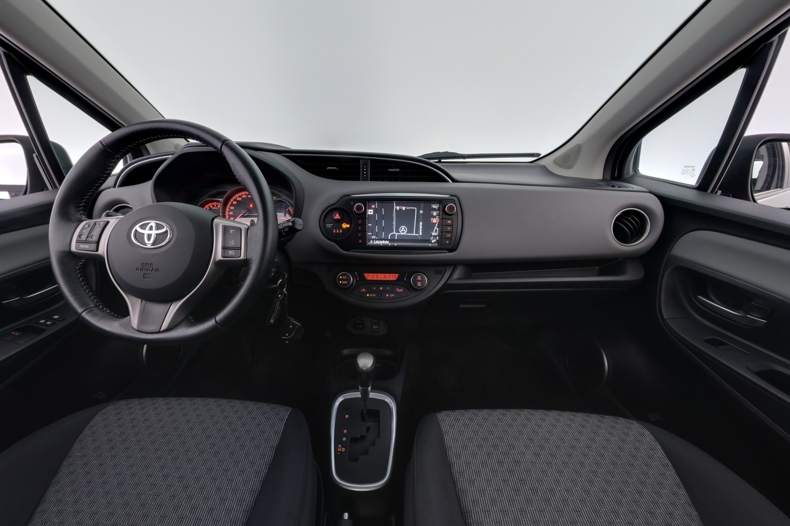 TOYOTA Yaris 2015