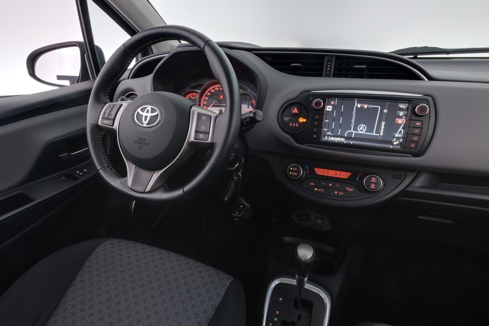 TOYOTA Yaris 2015