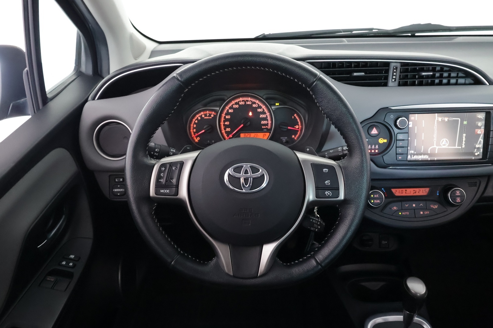 TOYOTA Yaris 2015