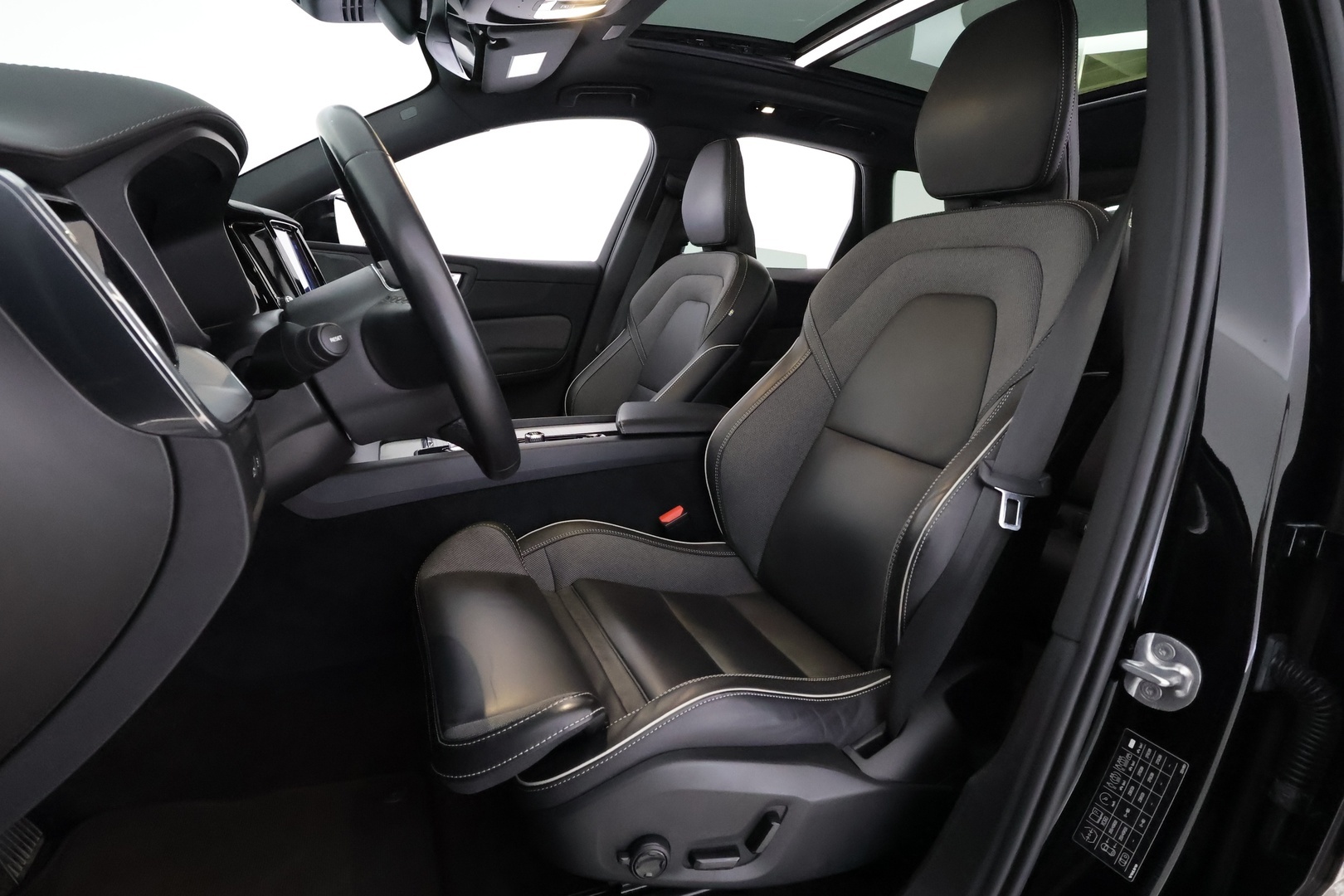 VOLVO XC60 2023