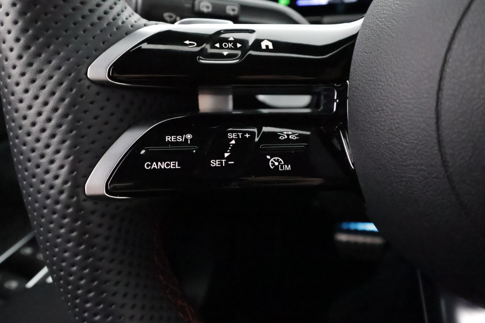 MERCEDES-BENZ EQA 2025