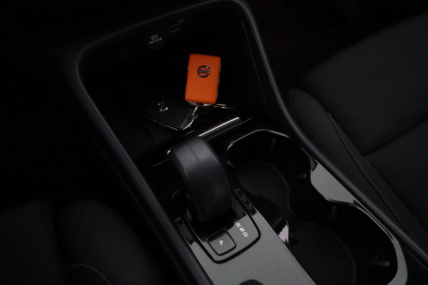 VOLVO C40 25