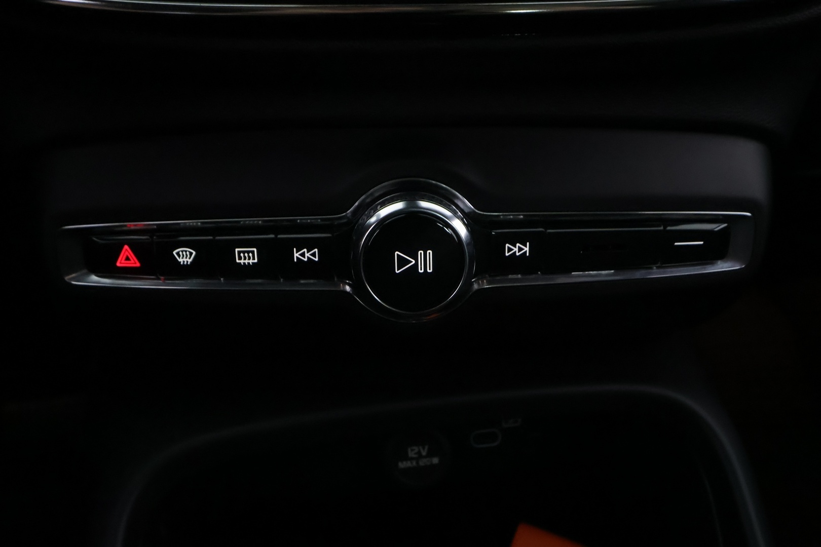 VOLVO C40 27