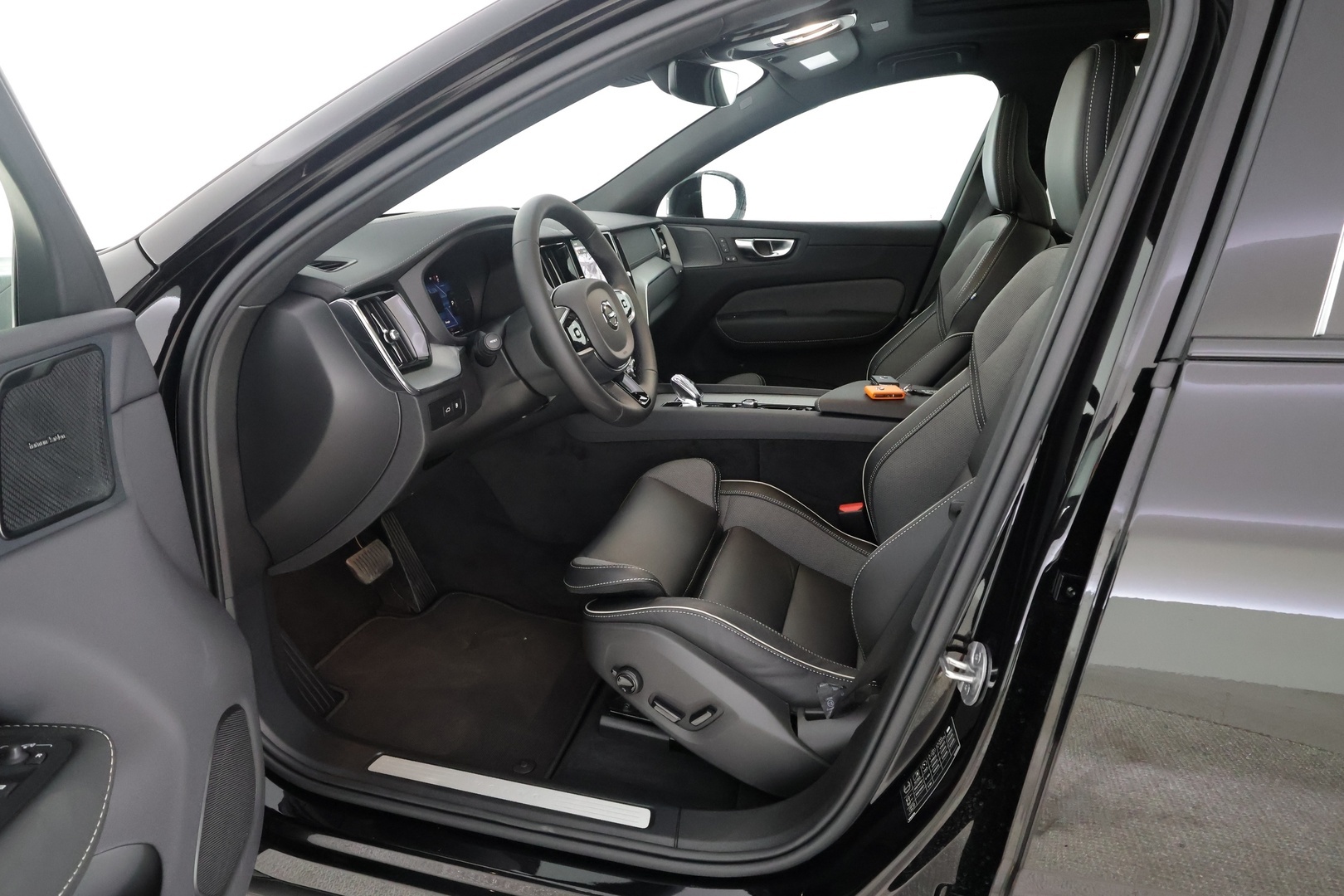 VOLVO XC60 2025