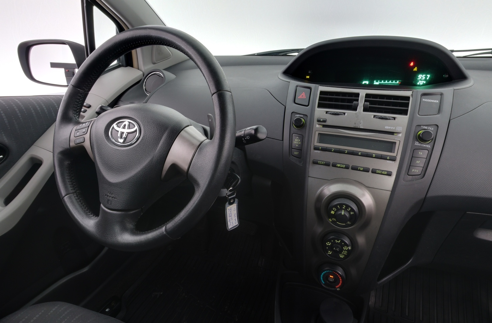 TOYOTA Yaris 2009