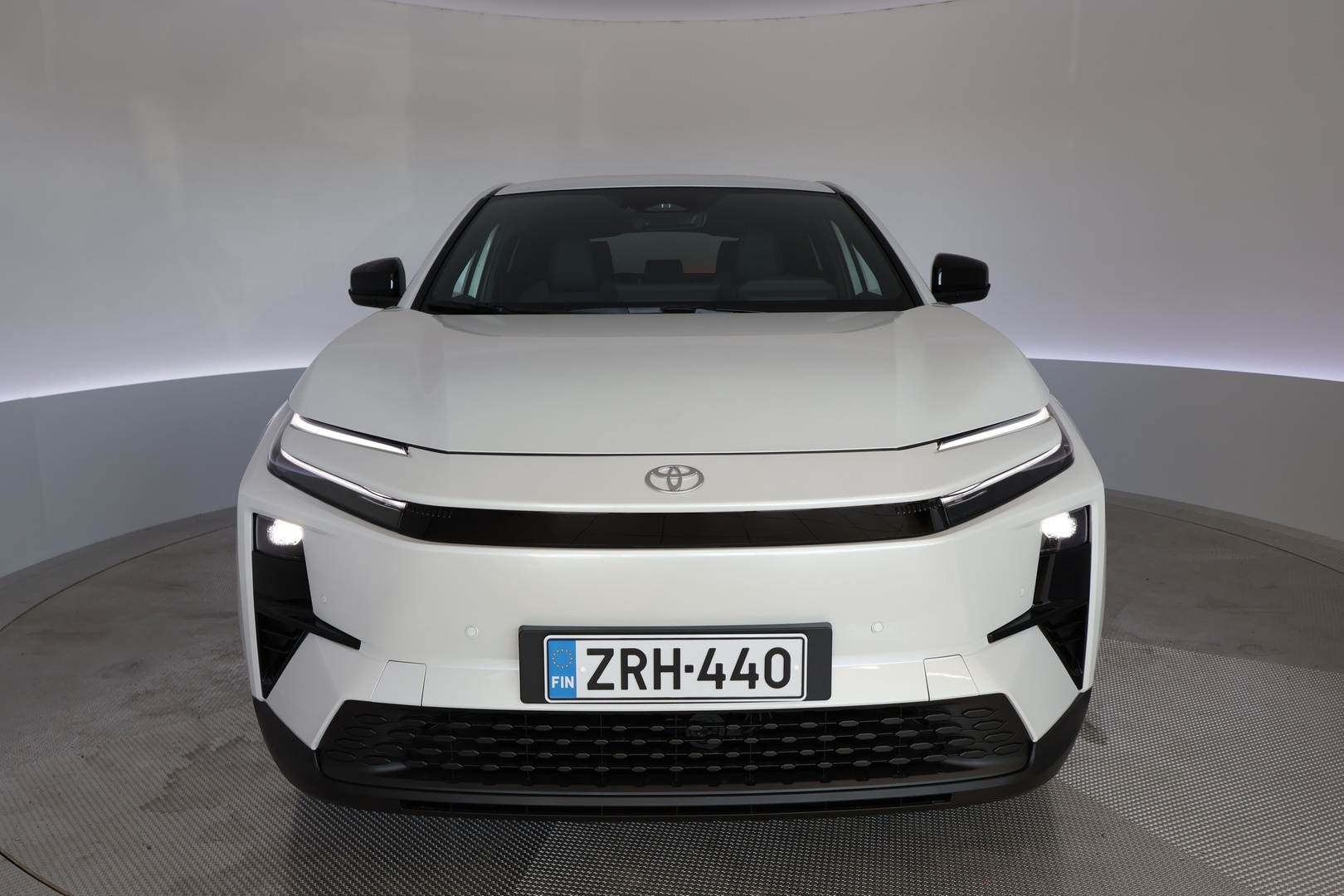 TOYOTA C-HR+ 41
