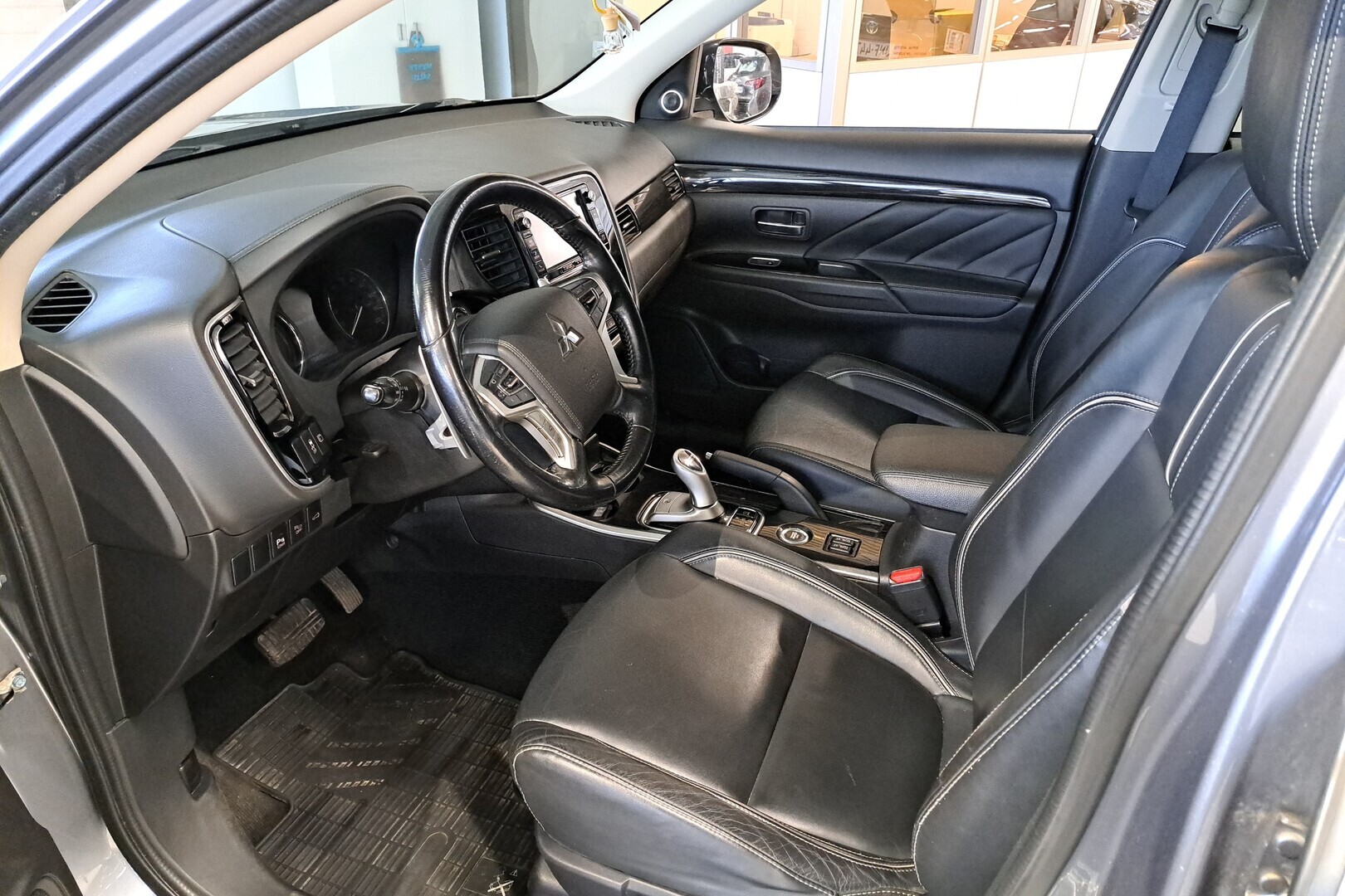 MITSUBISHI Outlander PHEV 2016