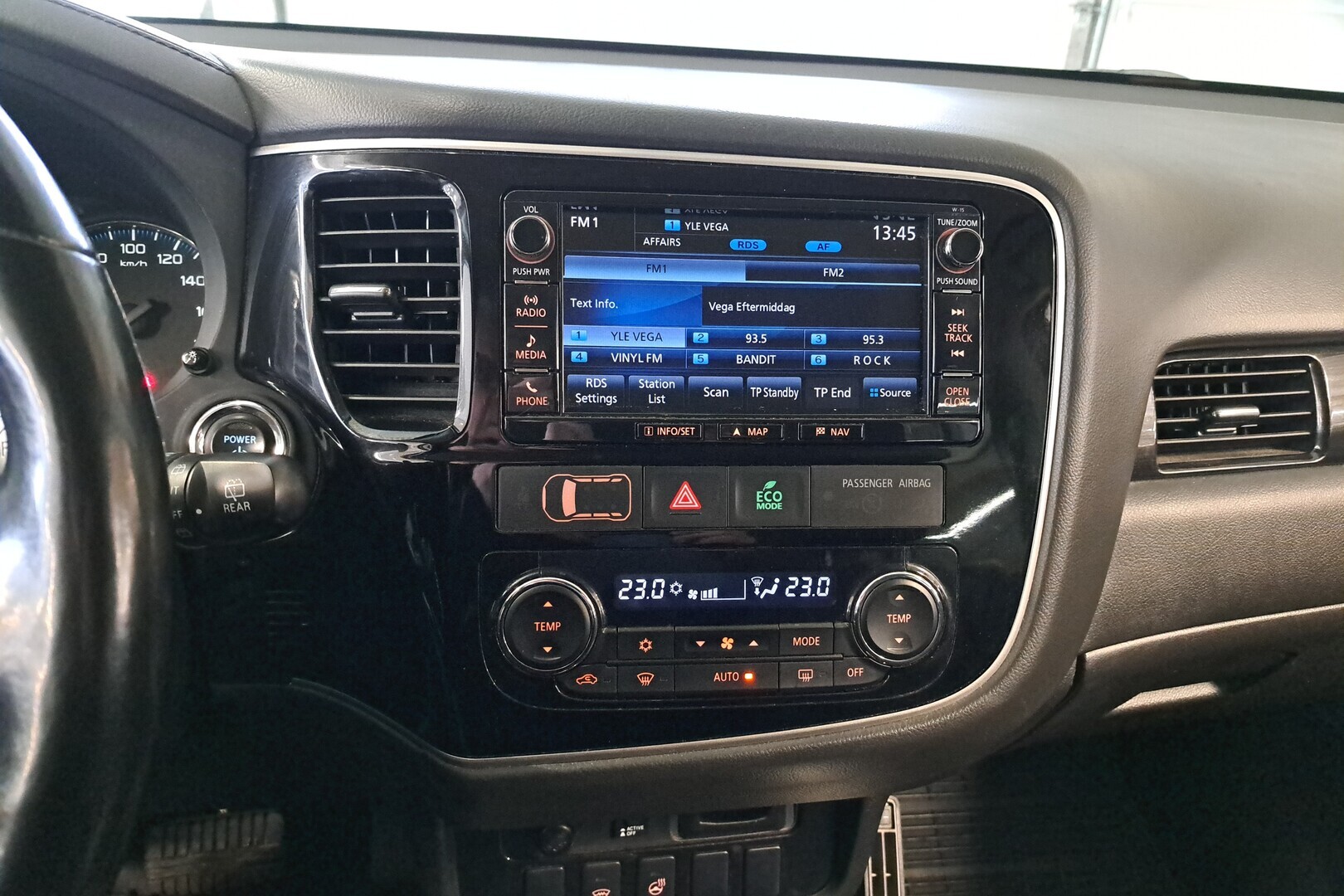 MITSUBISHI Outlander PHEV 2016