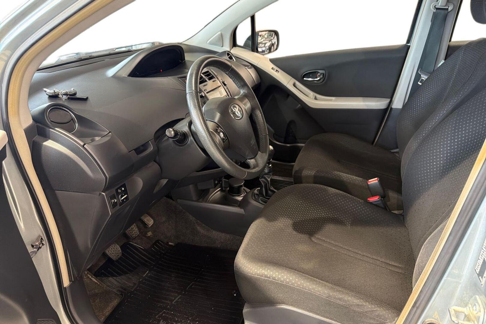 TOYOTA Yaris 2011