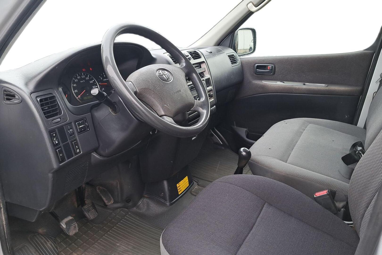 TOYOTA Hiace 2011
