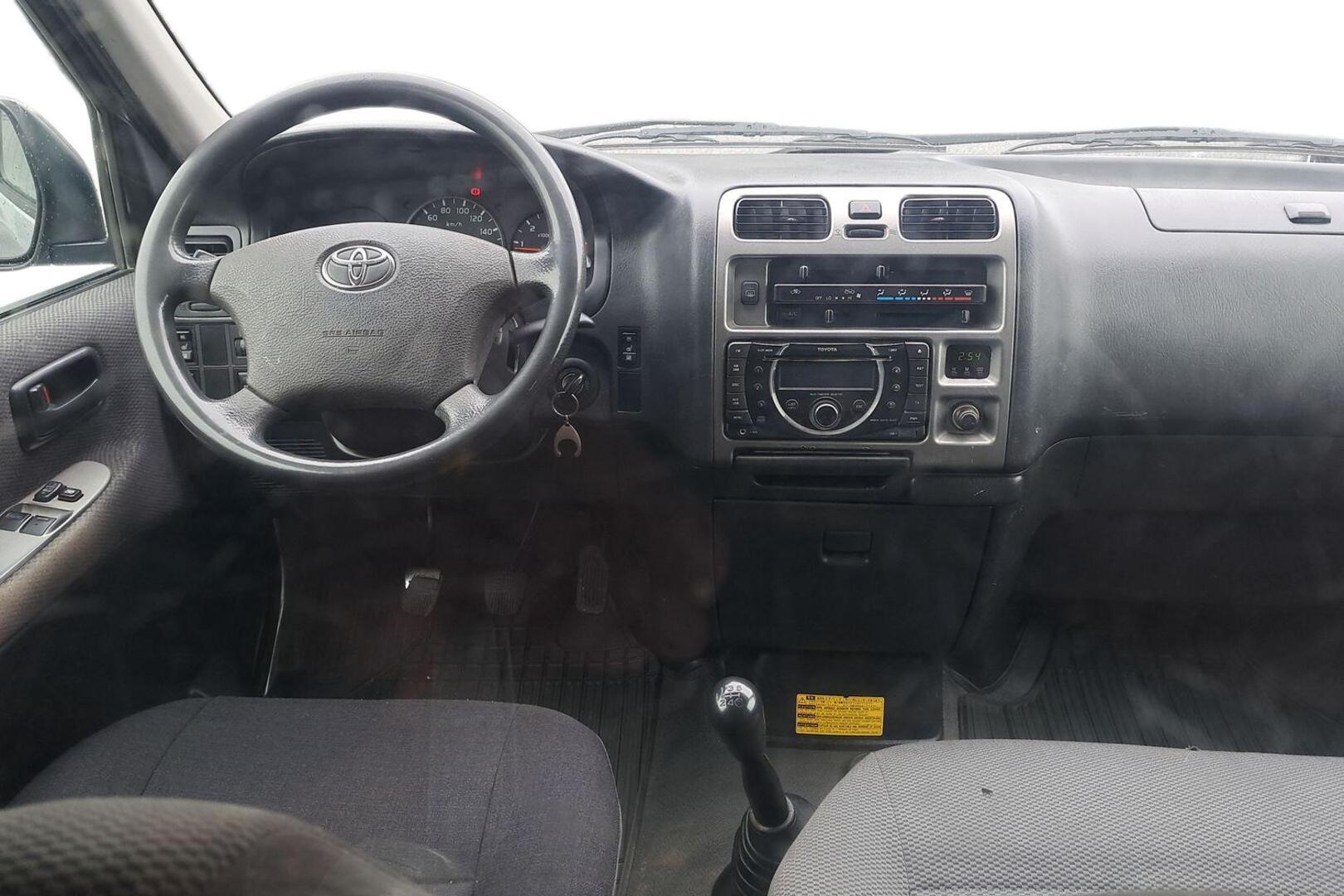 TOYOTA Hiace 2011