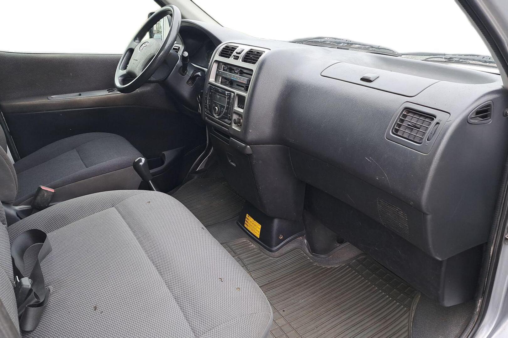 TOYOTA Hiace 2011