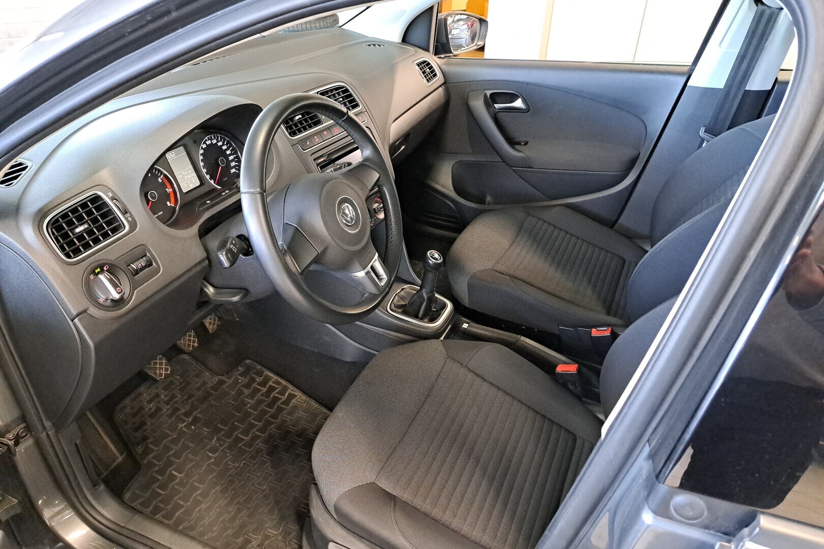 VOLKSWAGEN Polo 2012