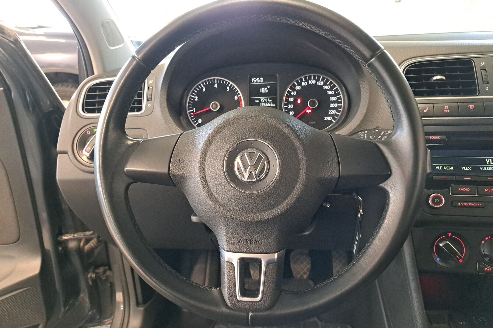 VOLKSWAGEN Polo 2012