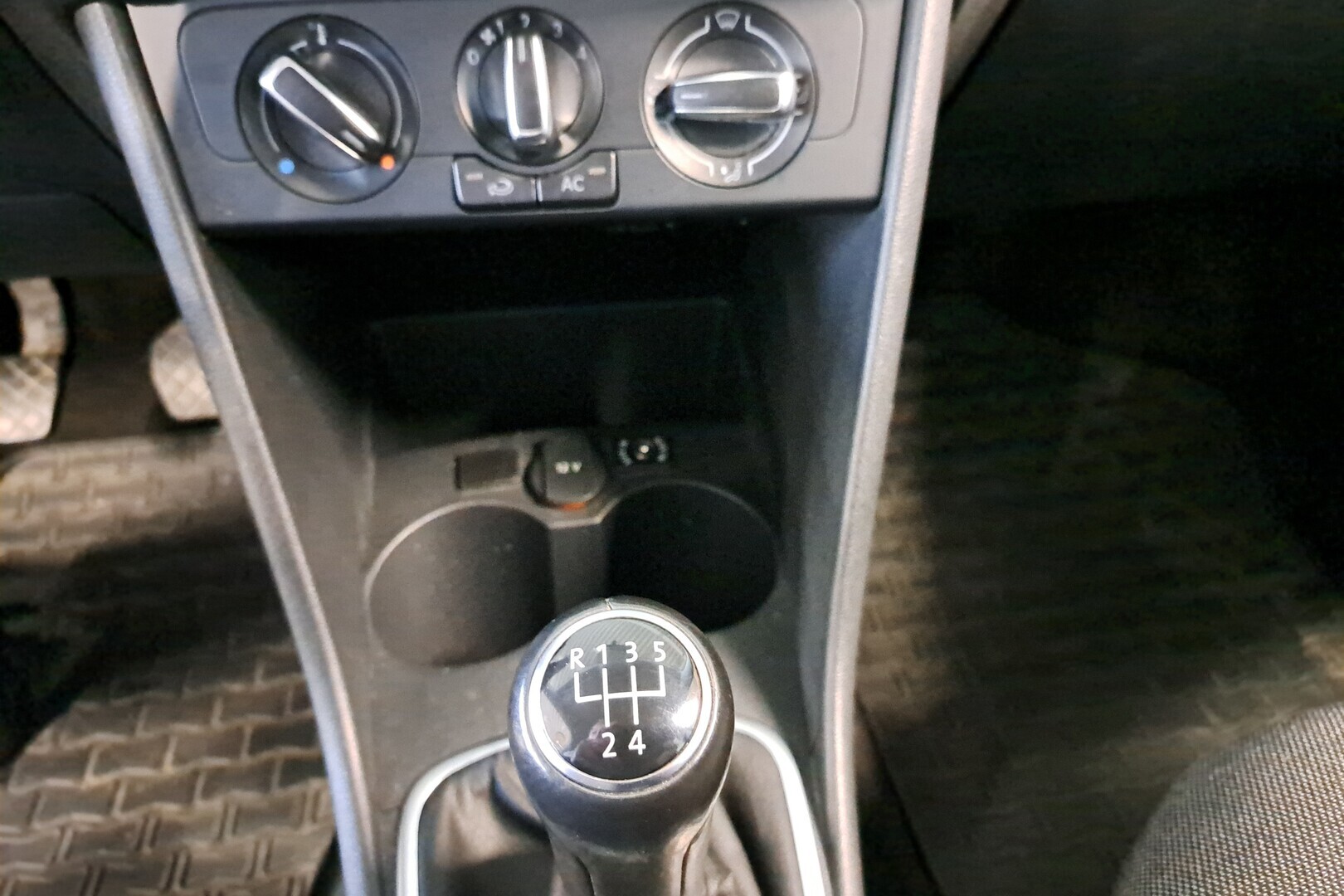 VOLKSWAGEN Polo 2012