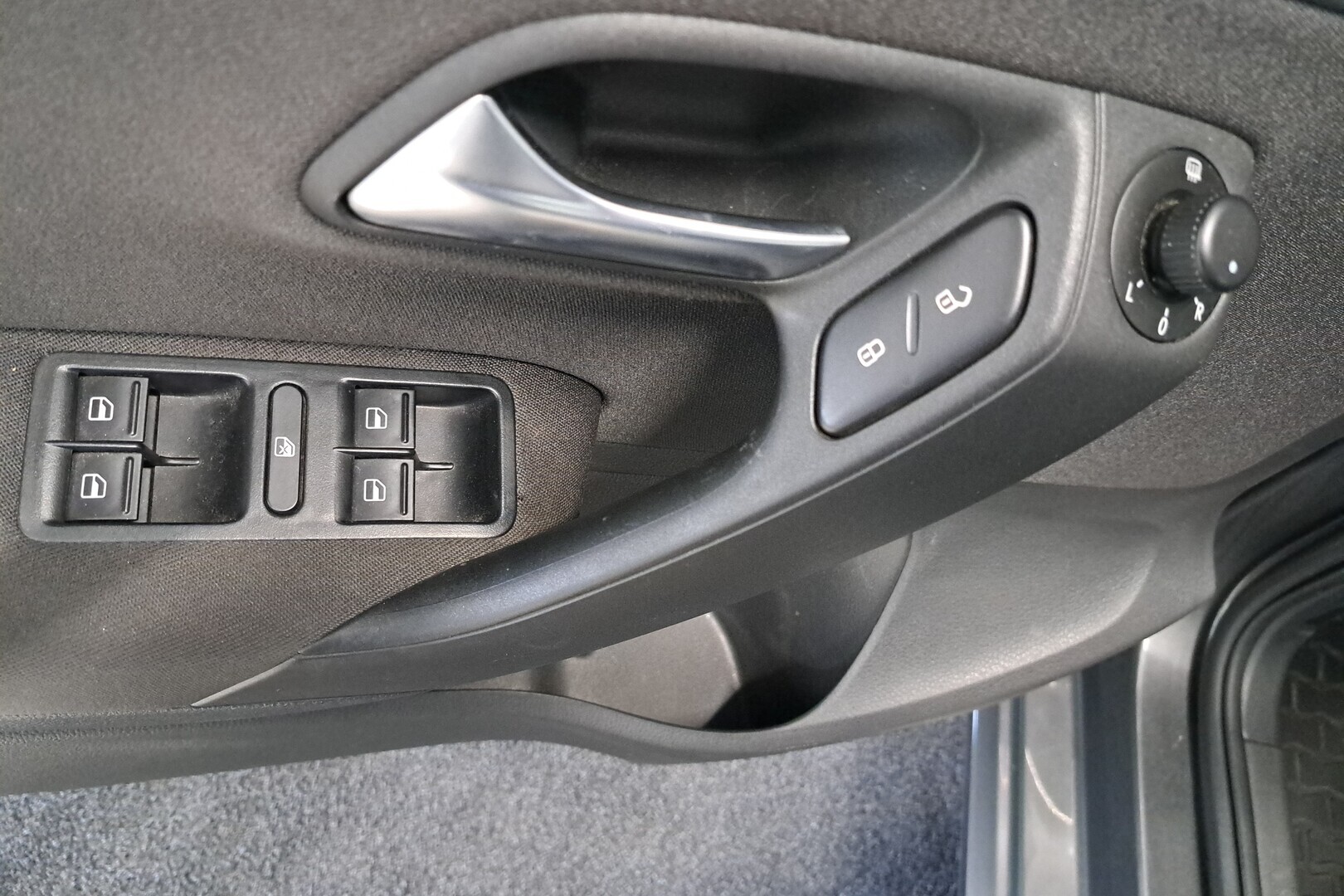 VOLKSWAGEN Polo 2012