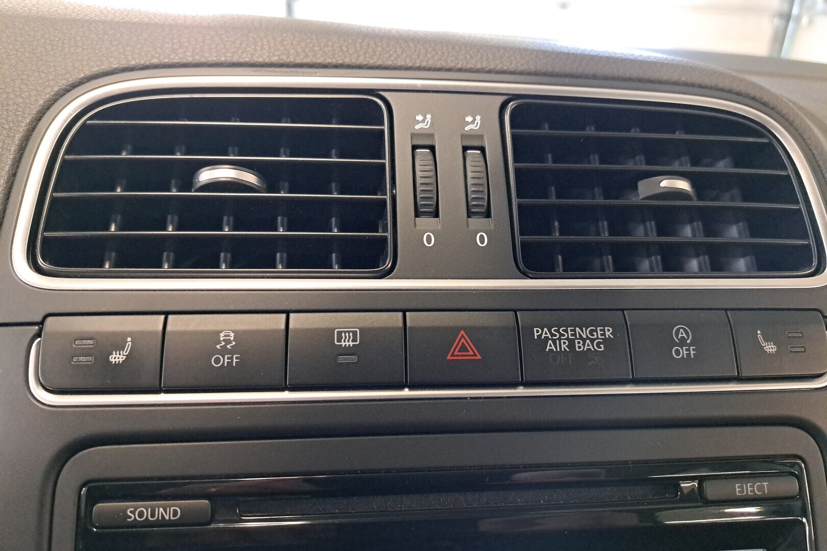 VOLKSWAGEN Polo 2012