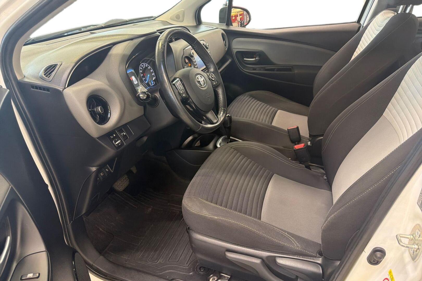 TOYOTA Yaris 2017