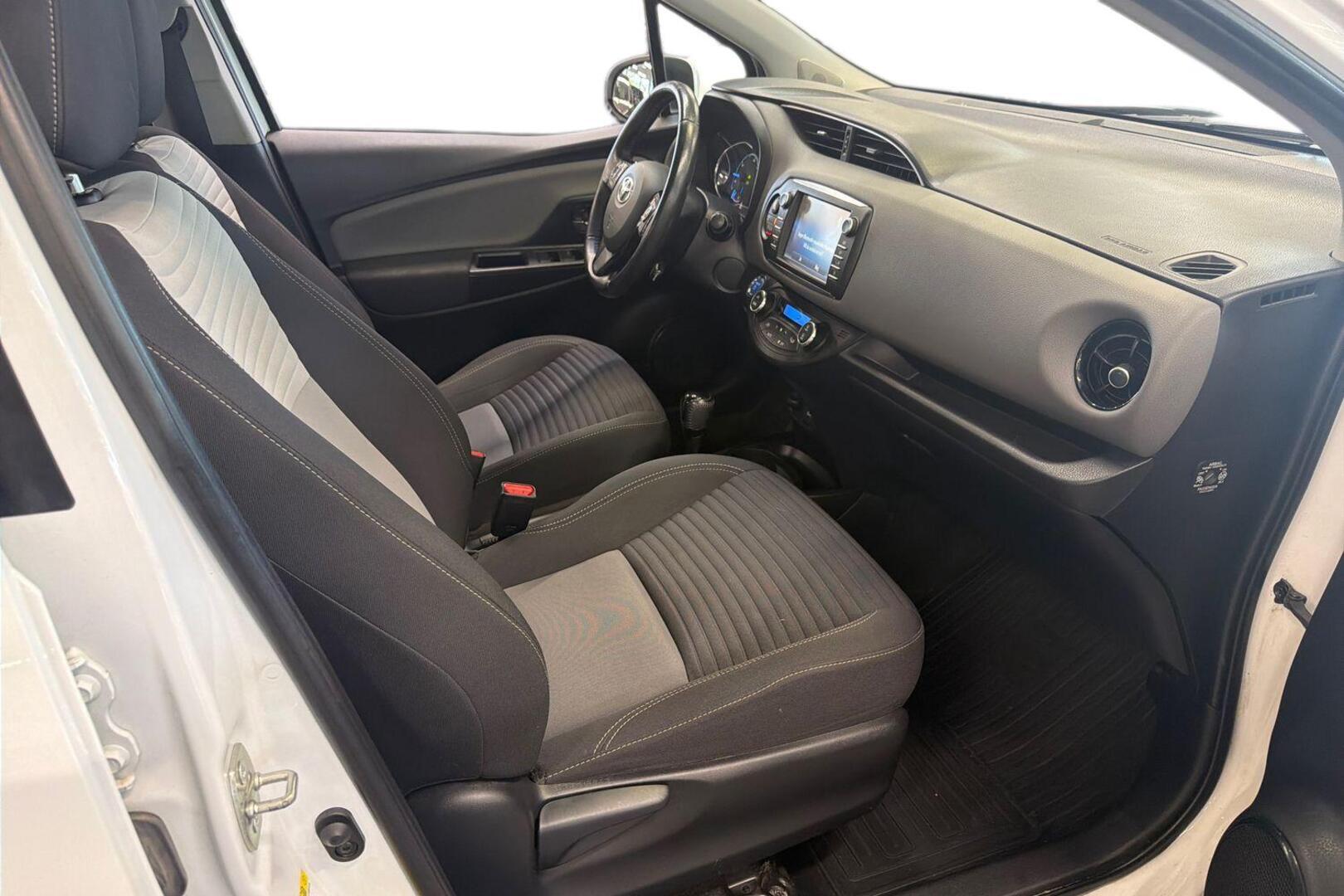 TOYOTA Yaris 2017