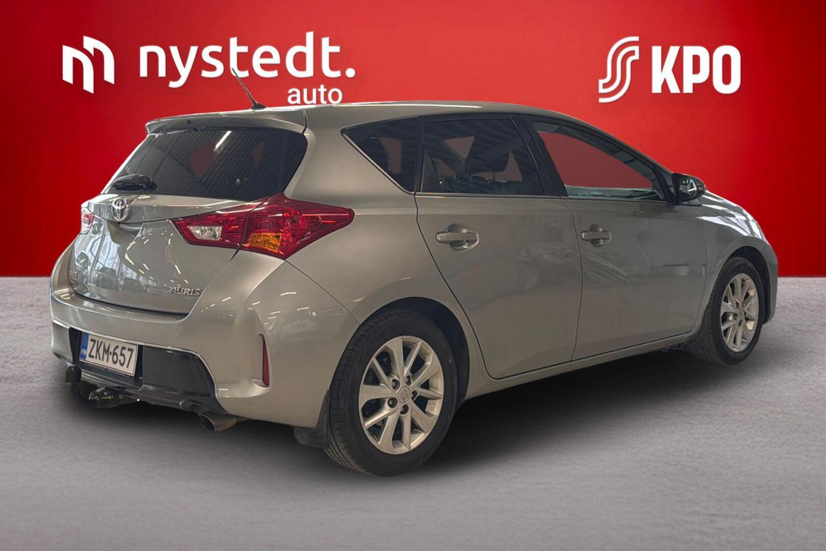 TOYOTA Auris 2015