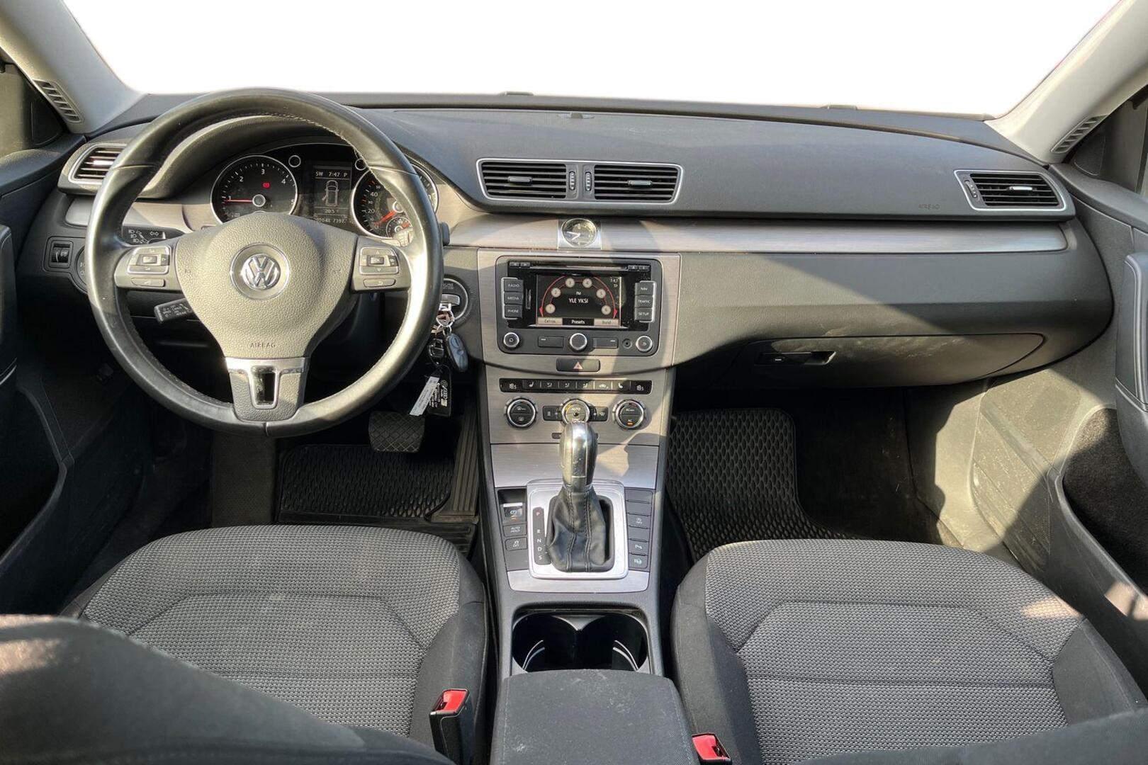 VOLKSWAGEN Passat 2012