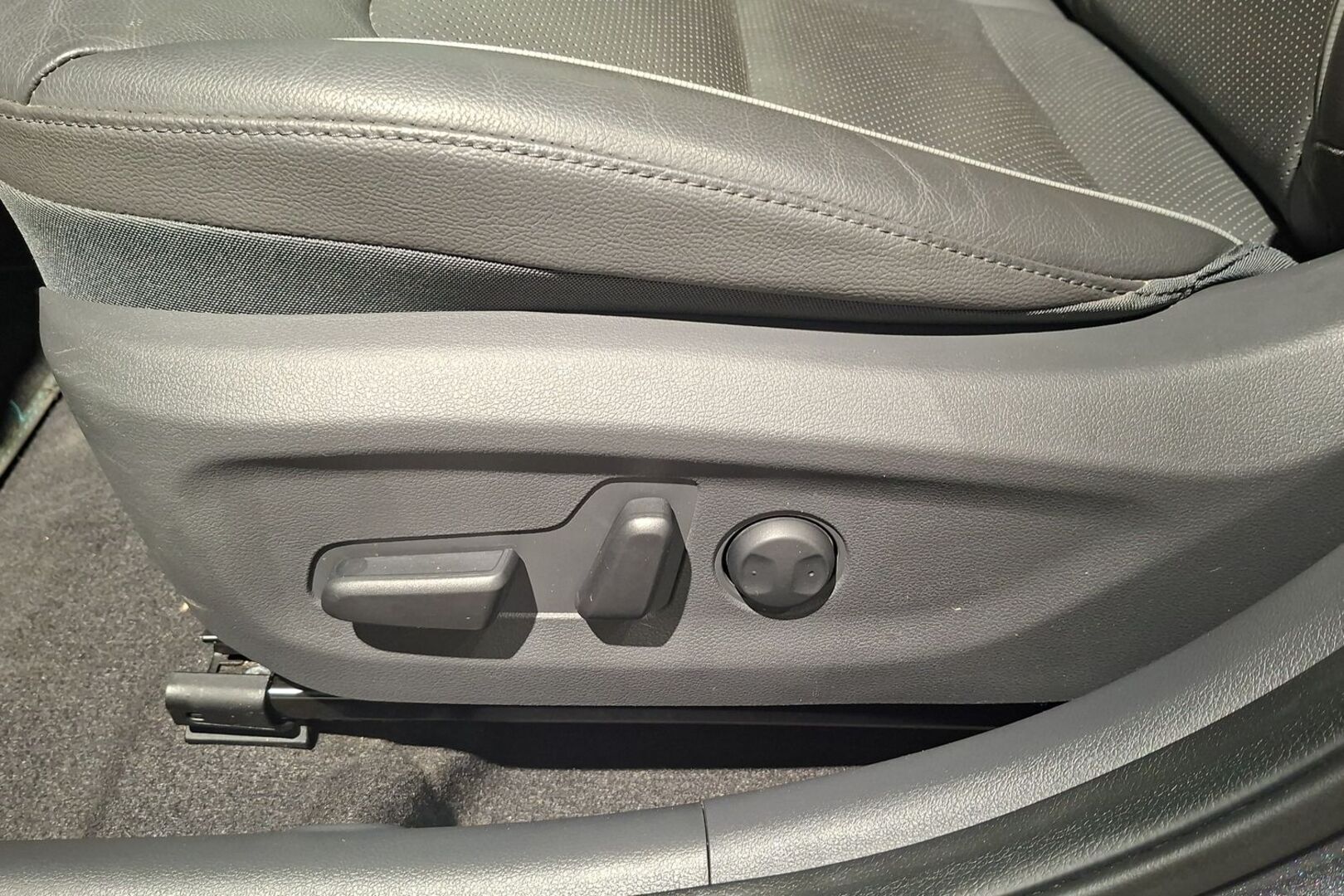 HYUNDAI IONIQ electric 29