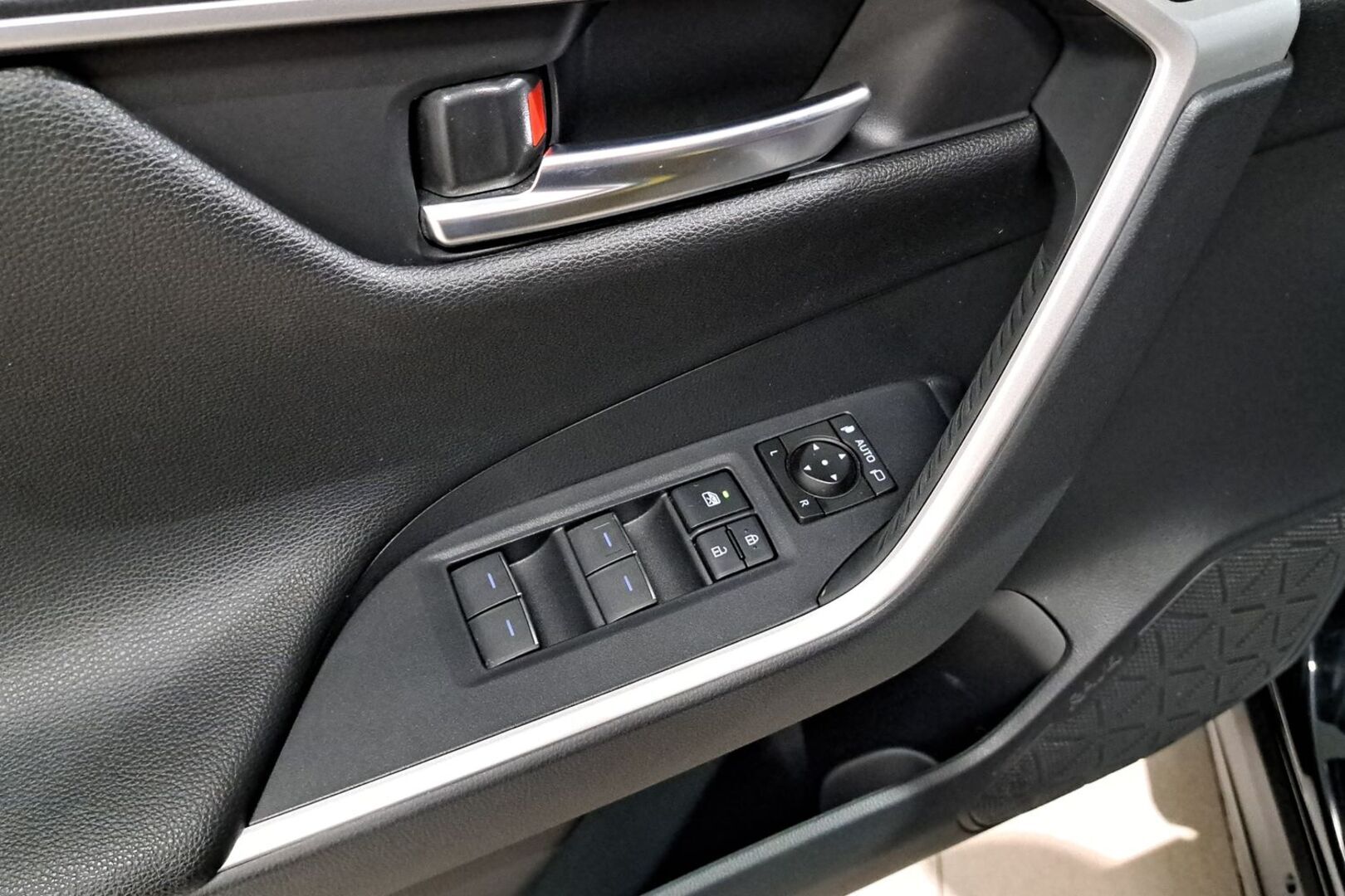 TOYOTA RAV4 Plug-in 2025