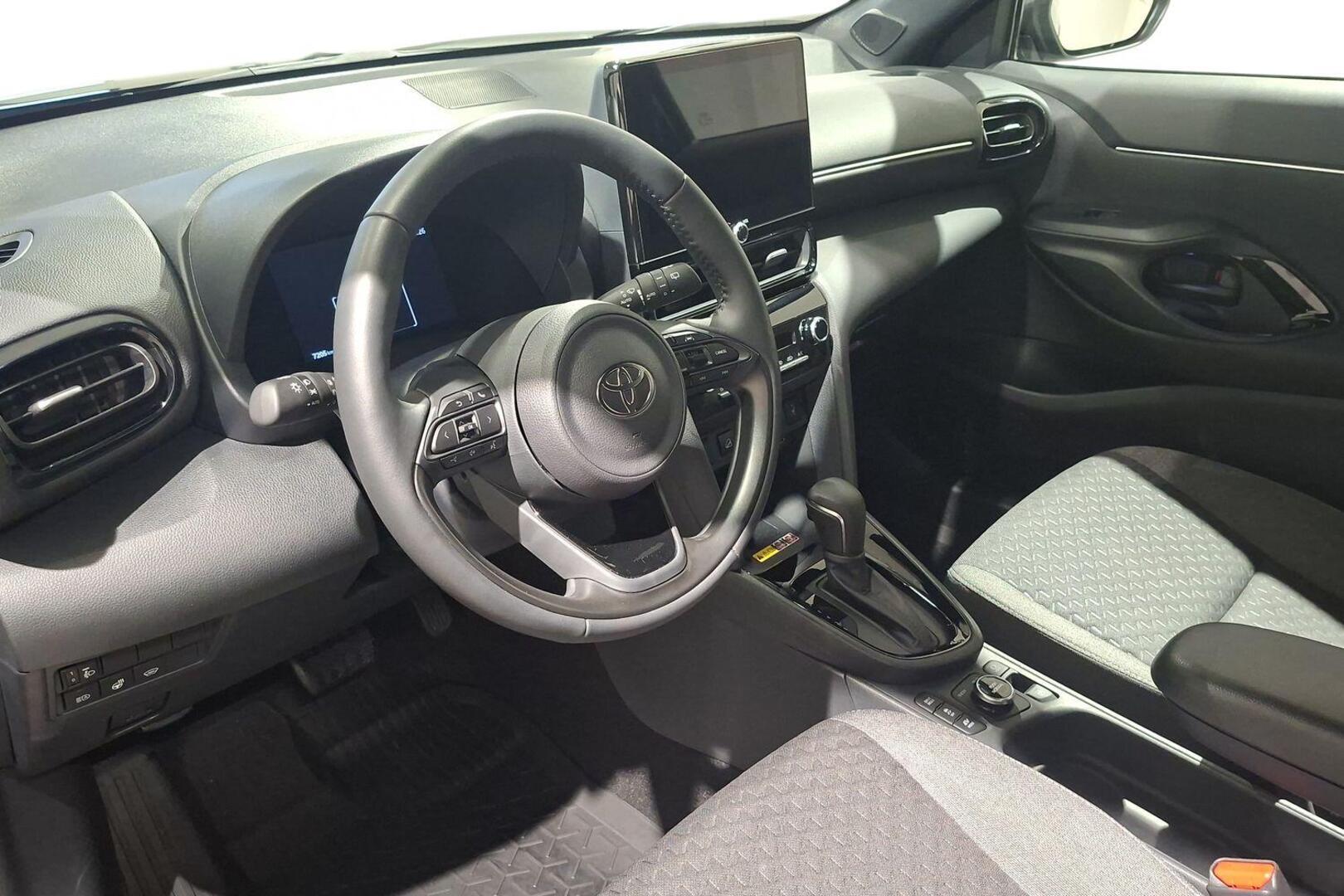 TOYOTA Yaris Cross 11