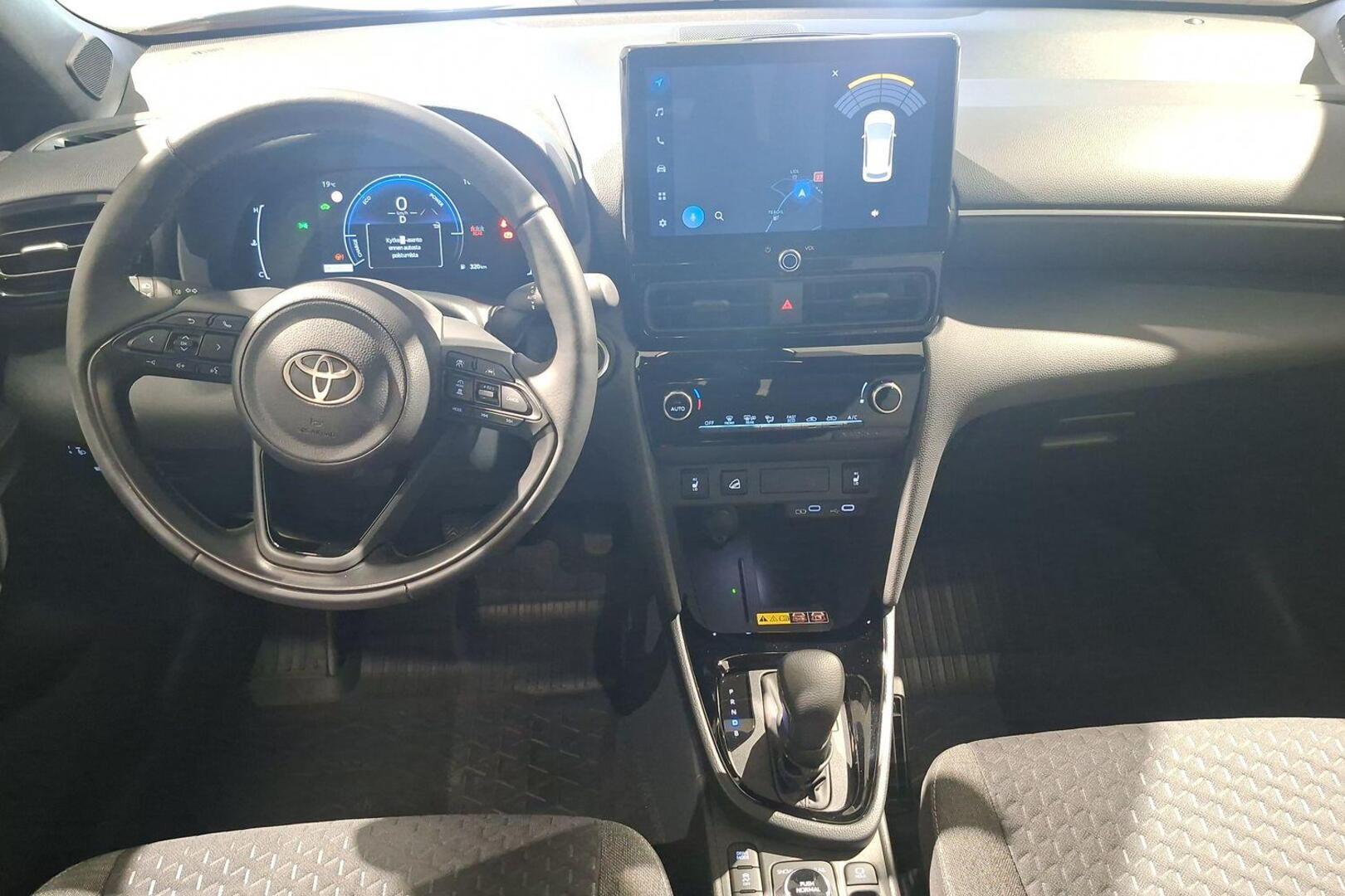 TOYOTA Yaris Cross 14