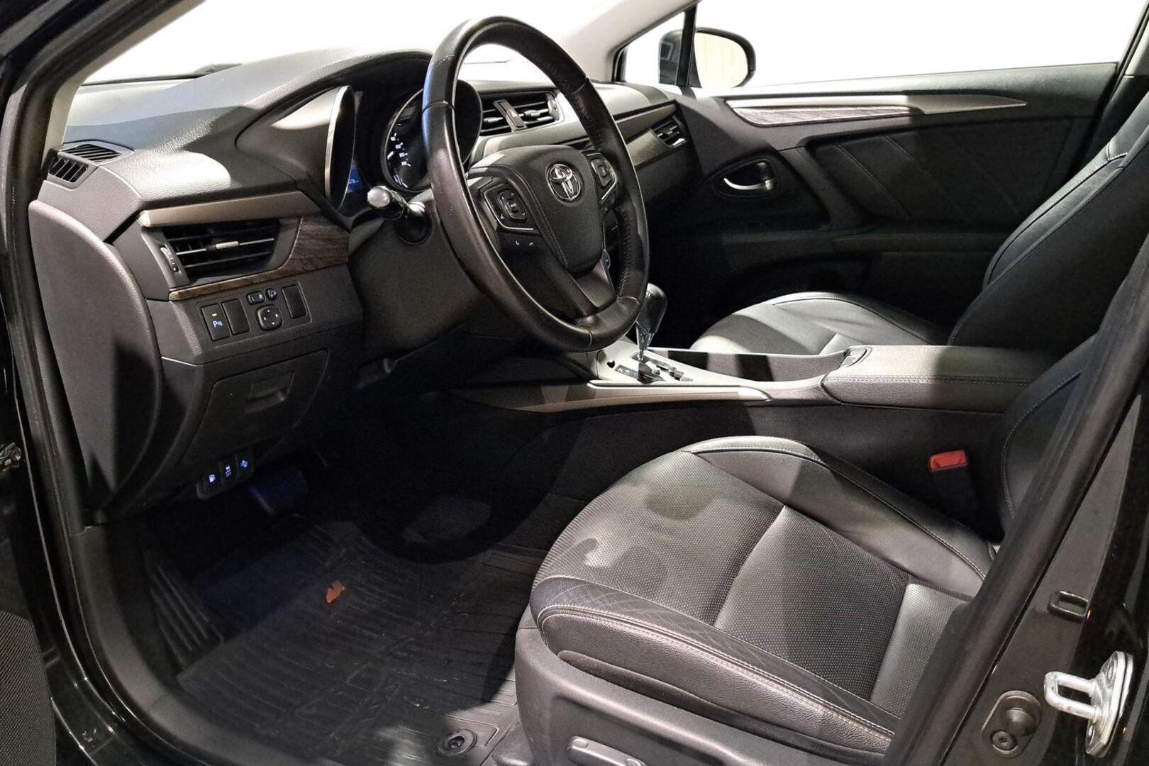 TOYOTA Avensis 2015
