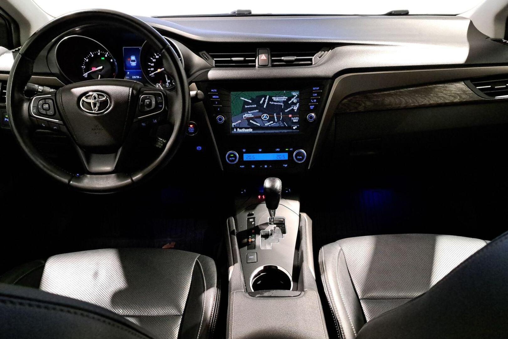 TOYOTA Avensis 2015