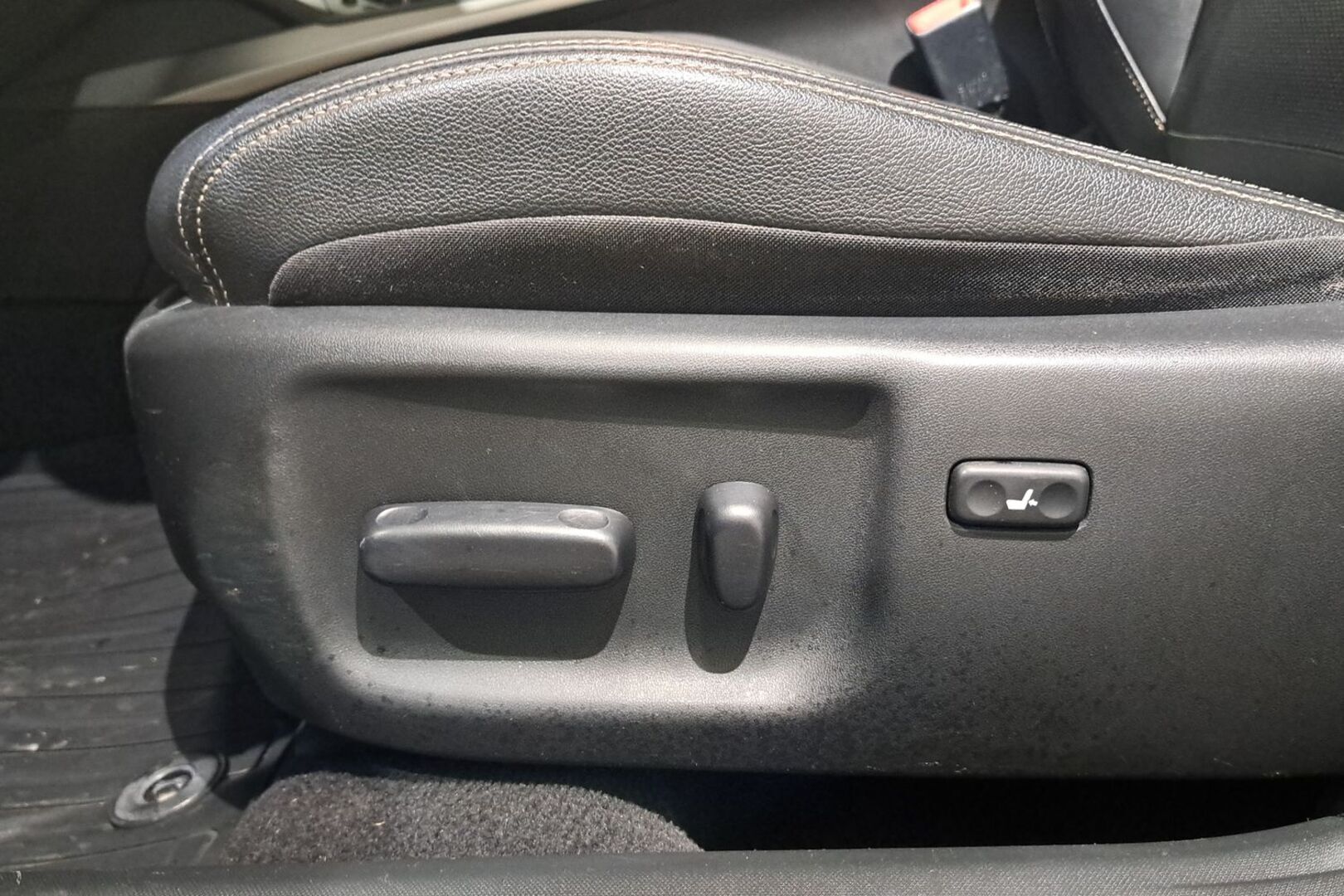 TOYOTA Avensis 2015