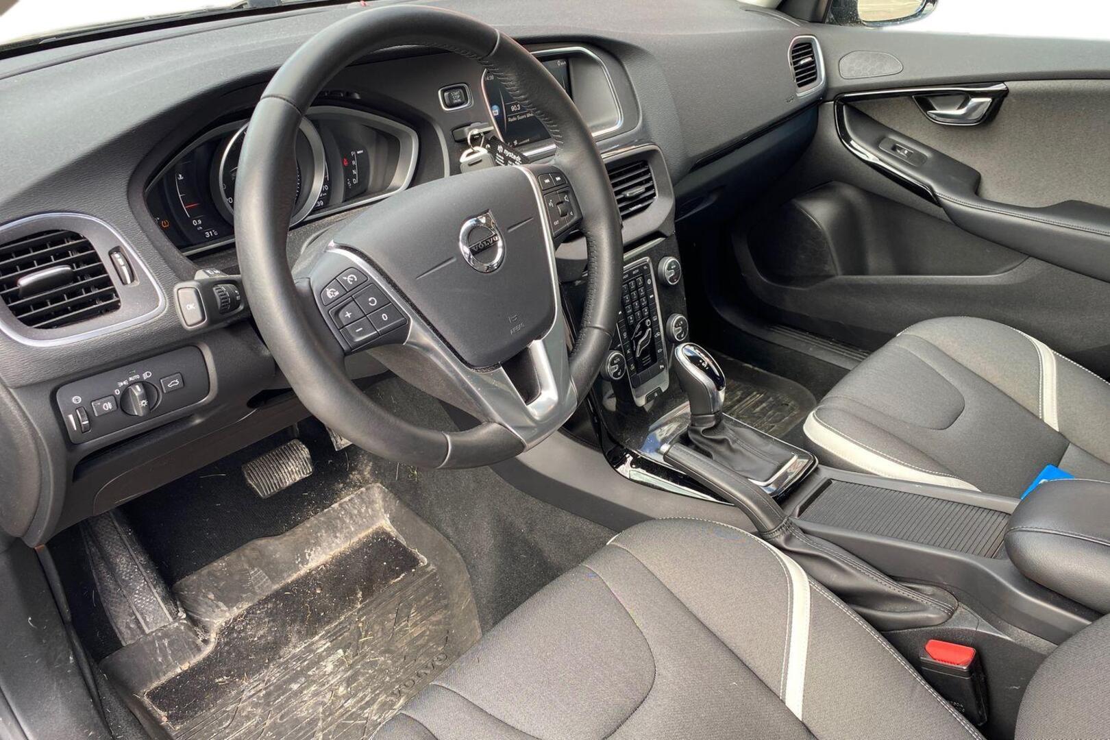 VOLVO V40 2018