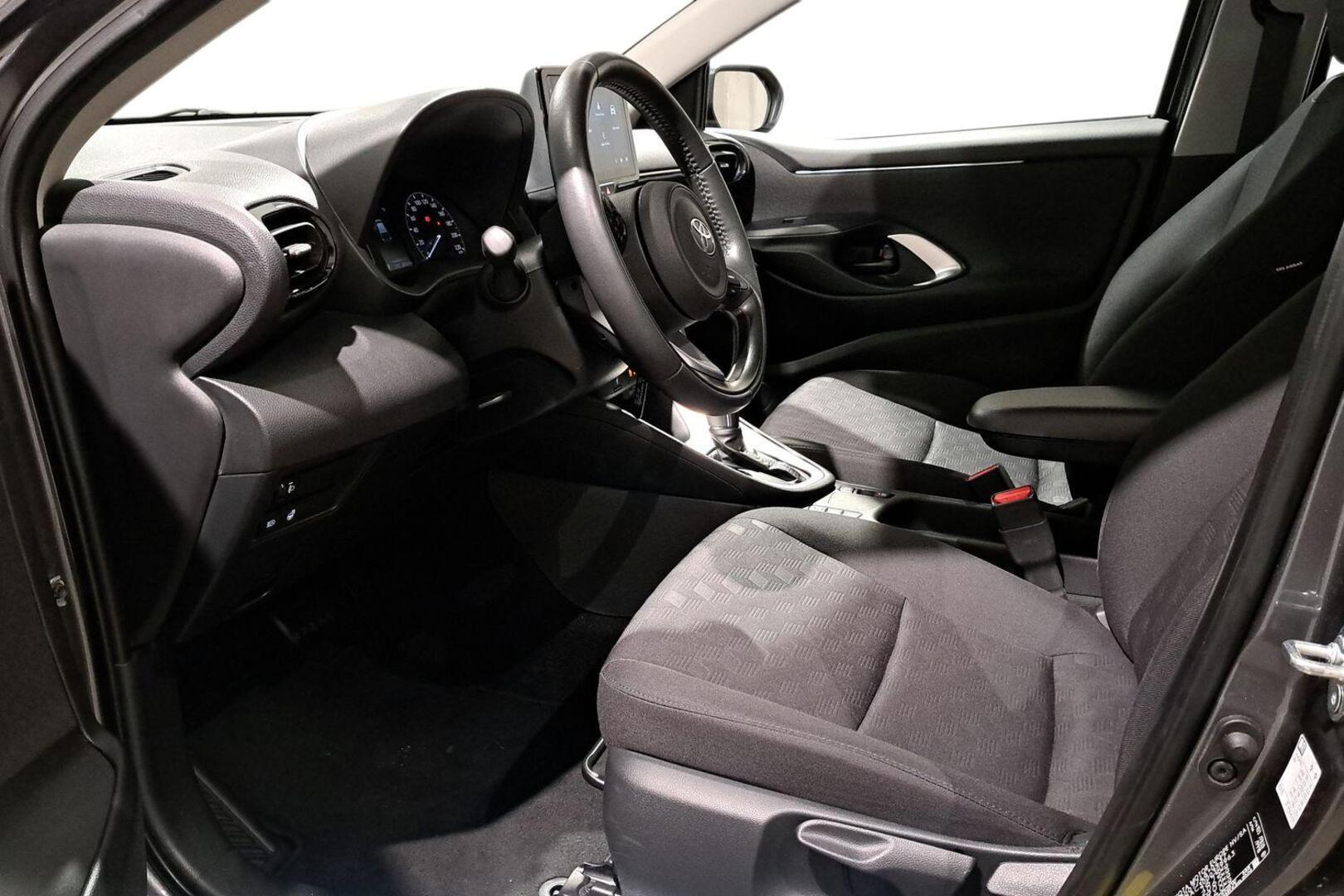 TOYOTA Yaris 2025