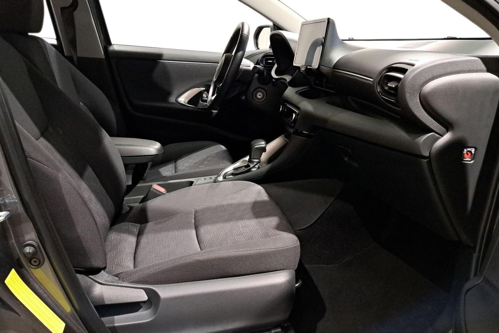 TOYOTA Yaris 2025