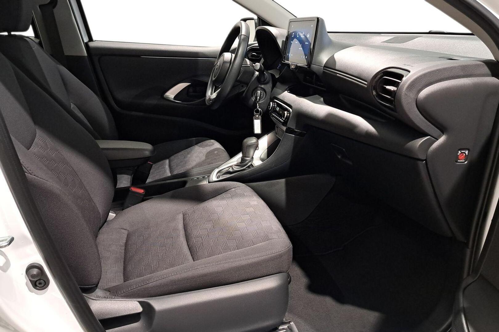 TOYOTA Yaris 2025