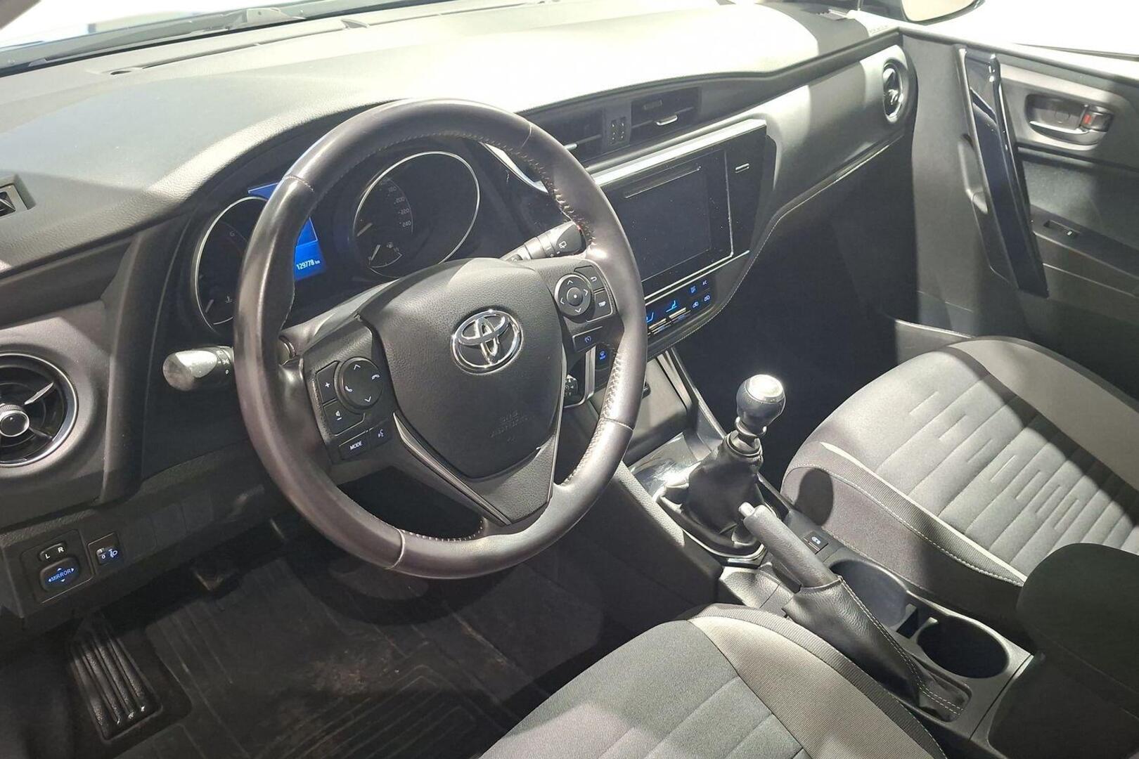TOYOTA Auris 2015