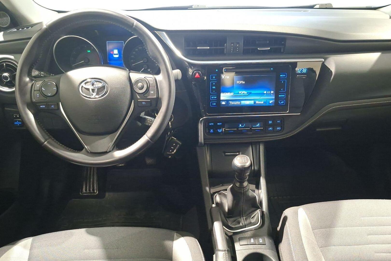 TOYOTA Auris 2015