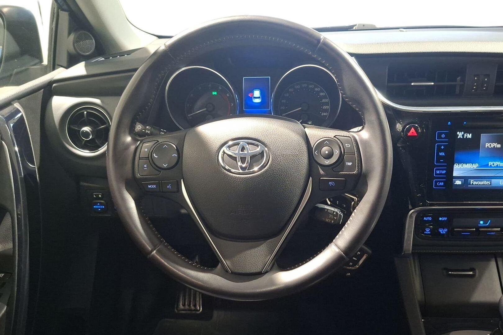 TOYOTA Auris 2015