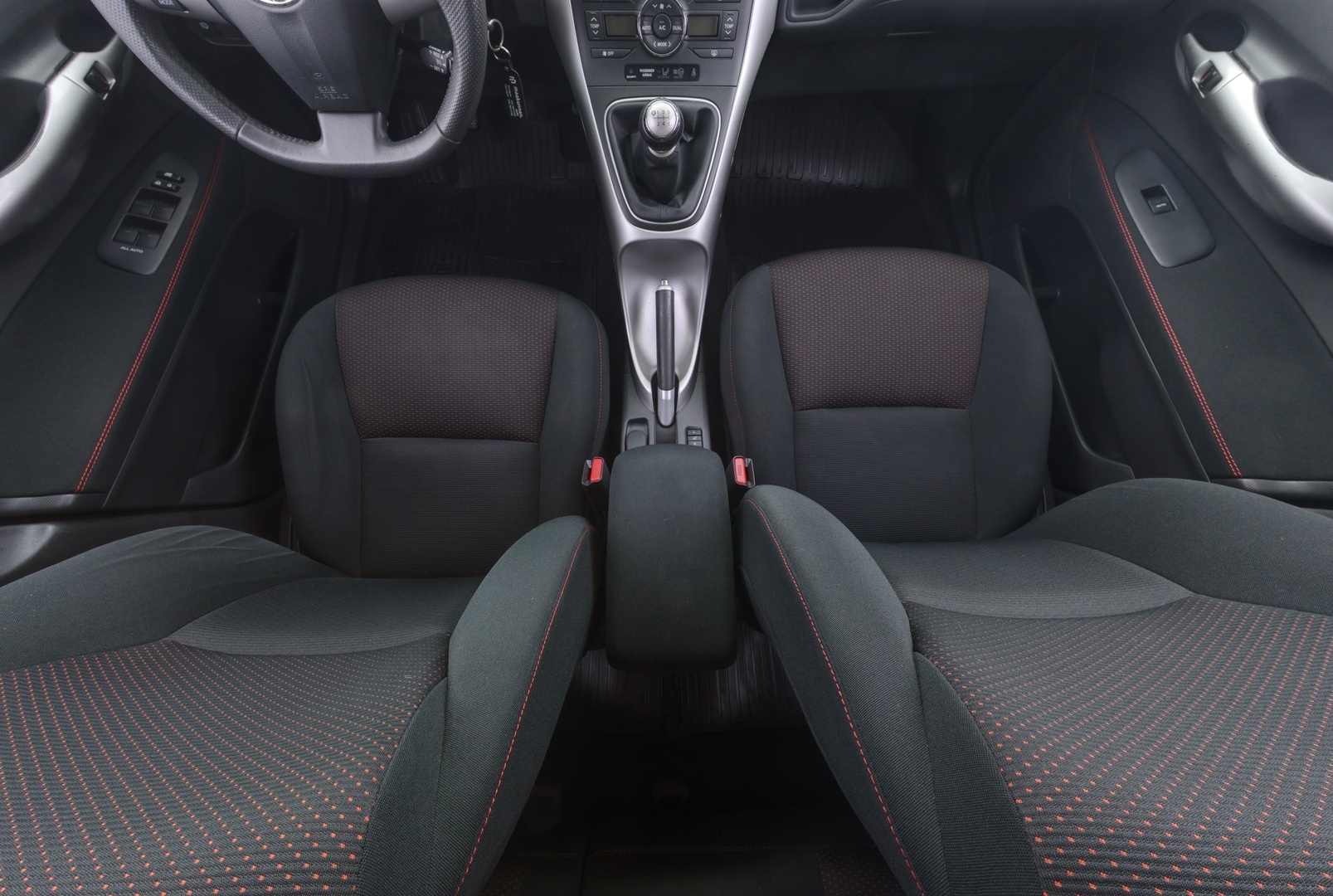 TOYOTA Auris 2012