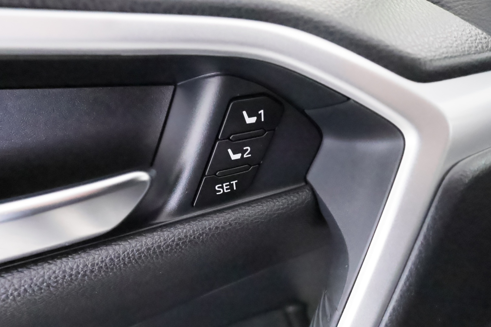 TOYOTA RAV4 PLUG-IN 19