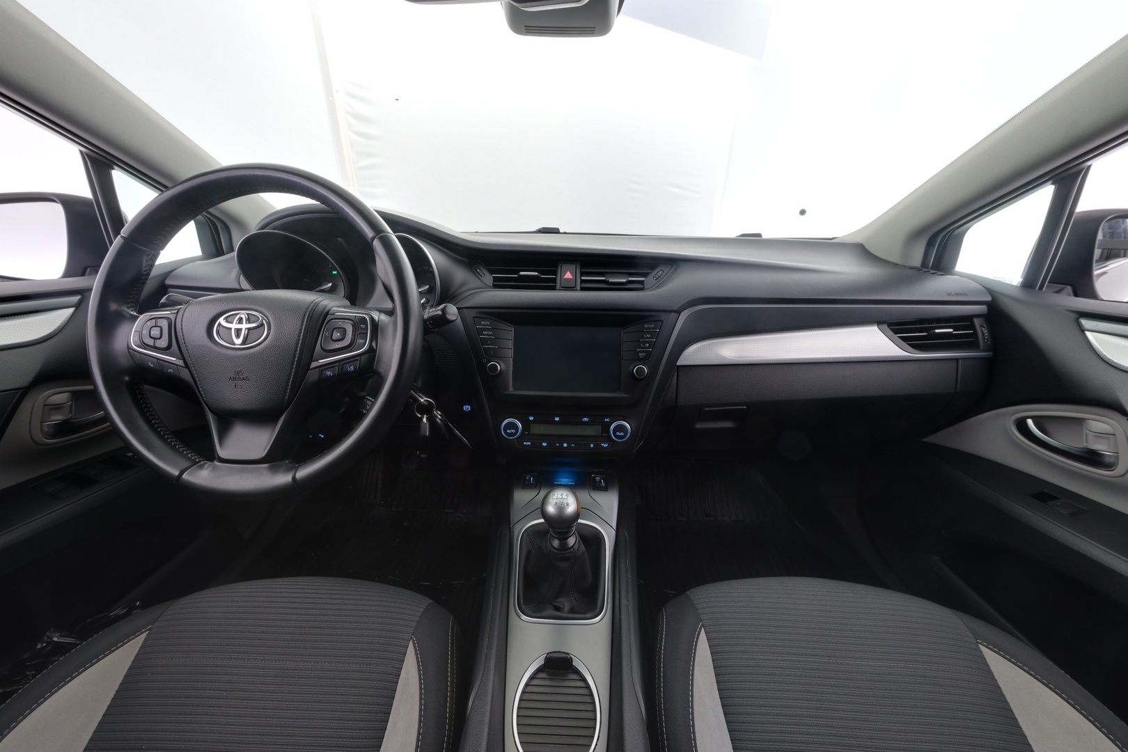 TOYOTA Avensis 2015
