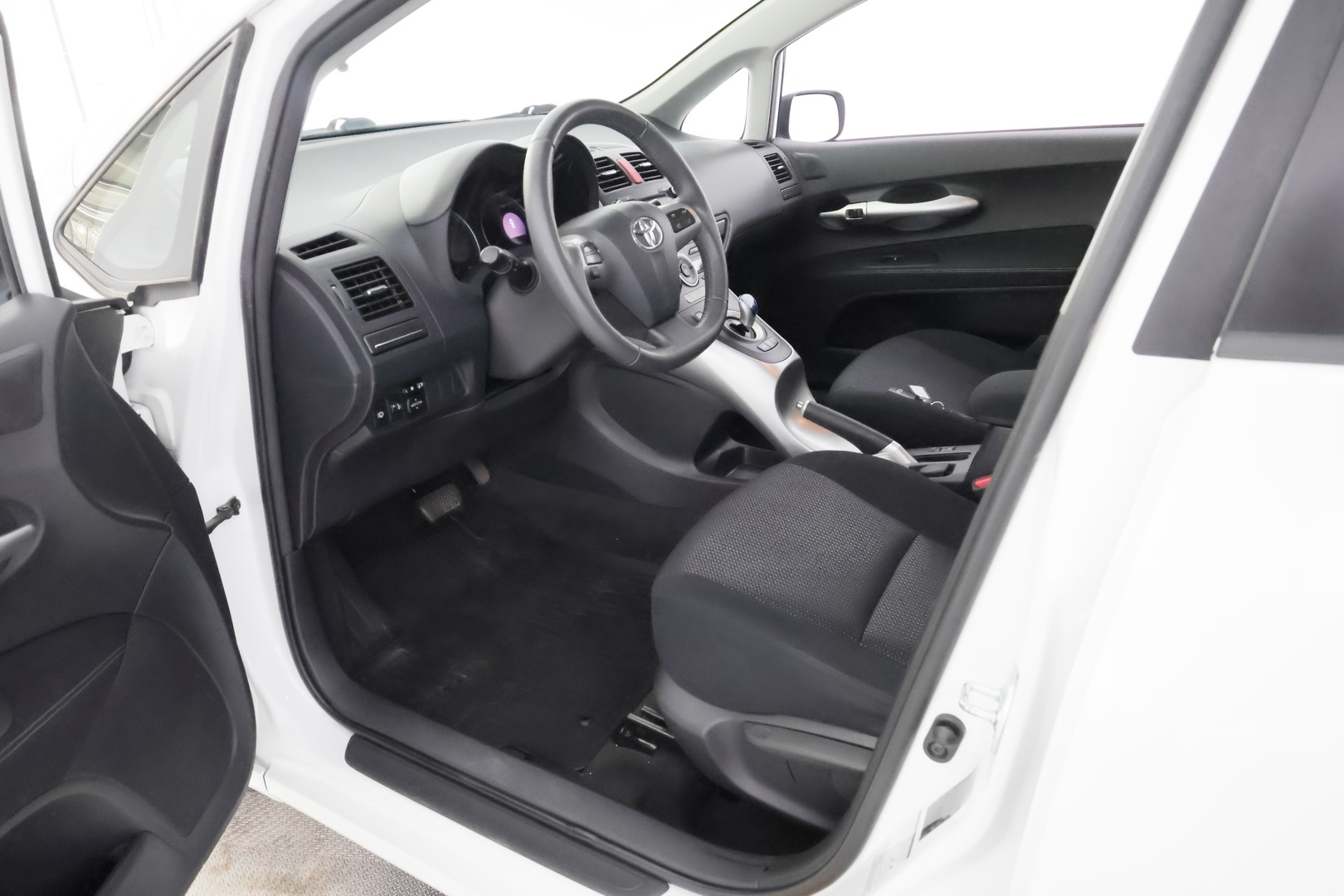 TOYOTA Auris 2012