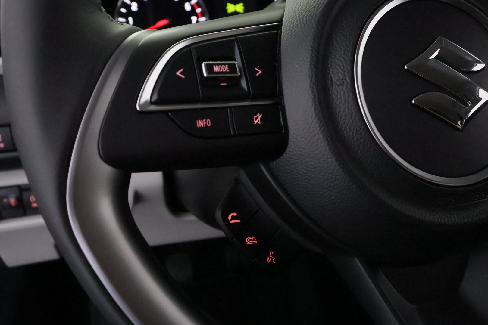 SUZUKI Swift 2024