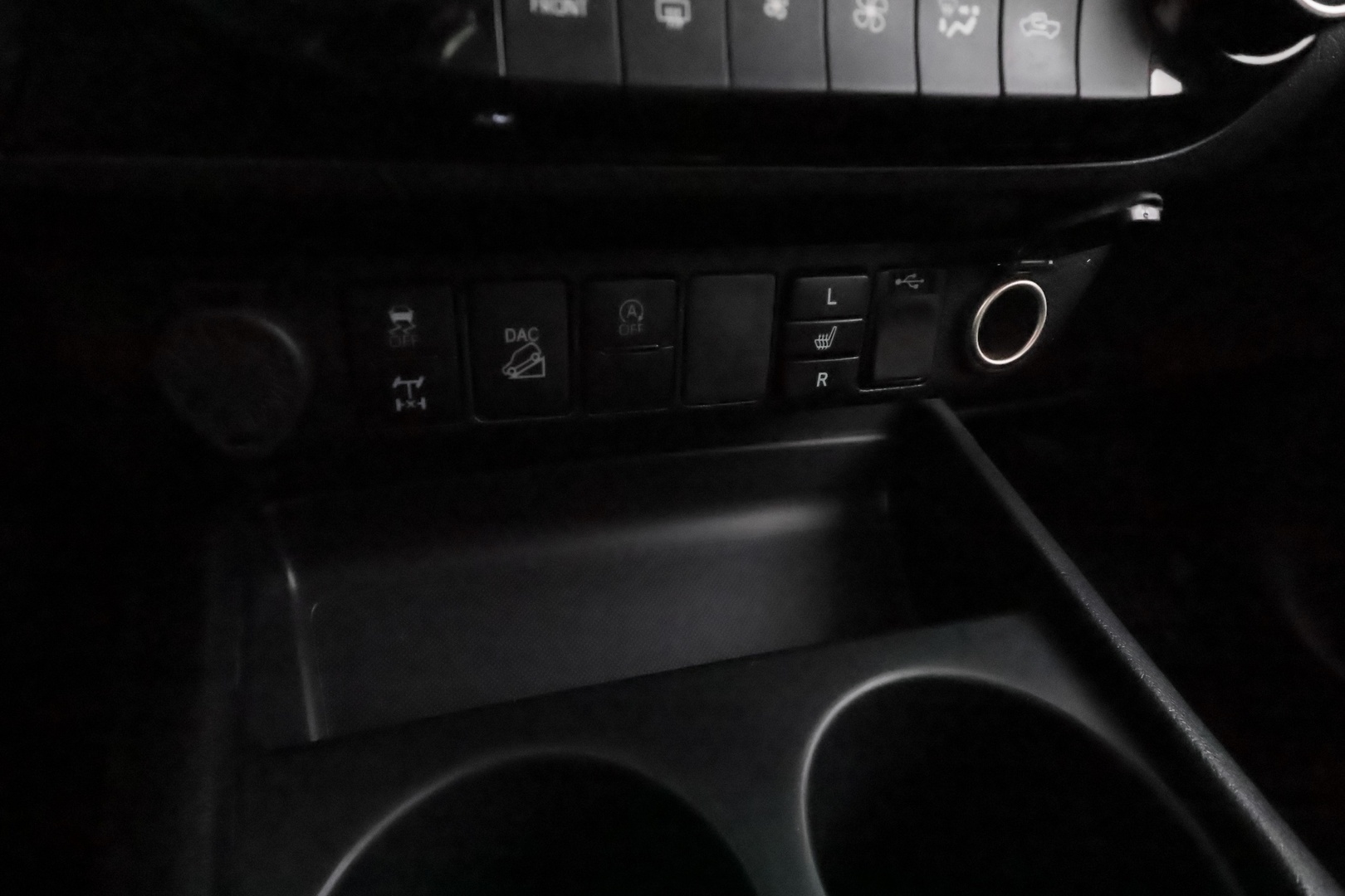 TOYOTA Hilux 2024