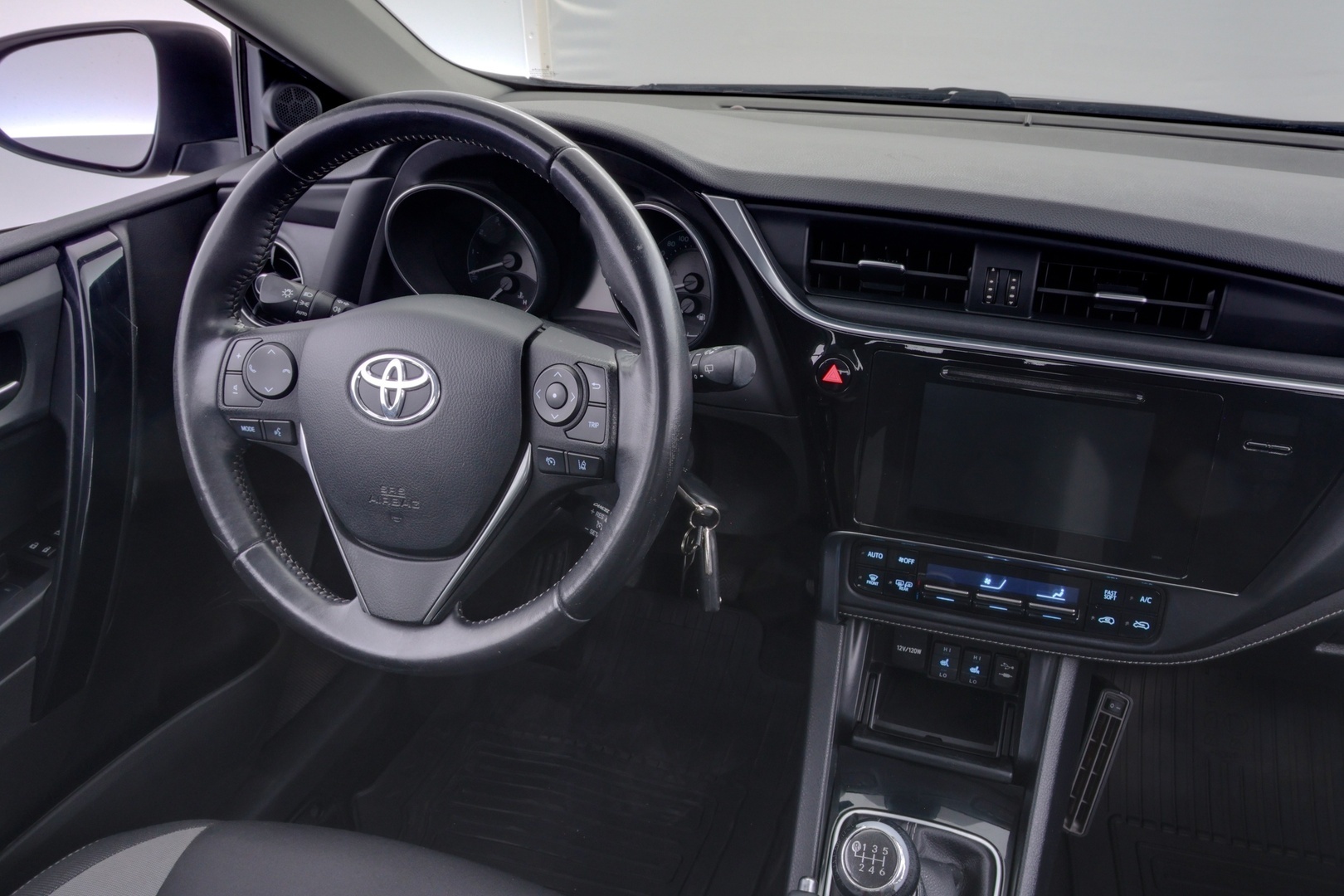 TOYOTA Auris 2015